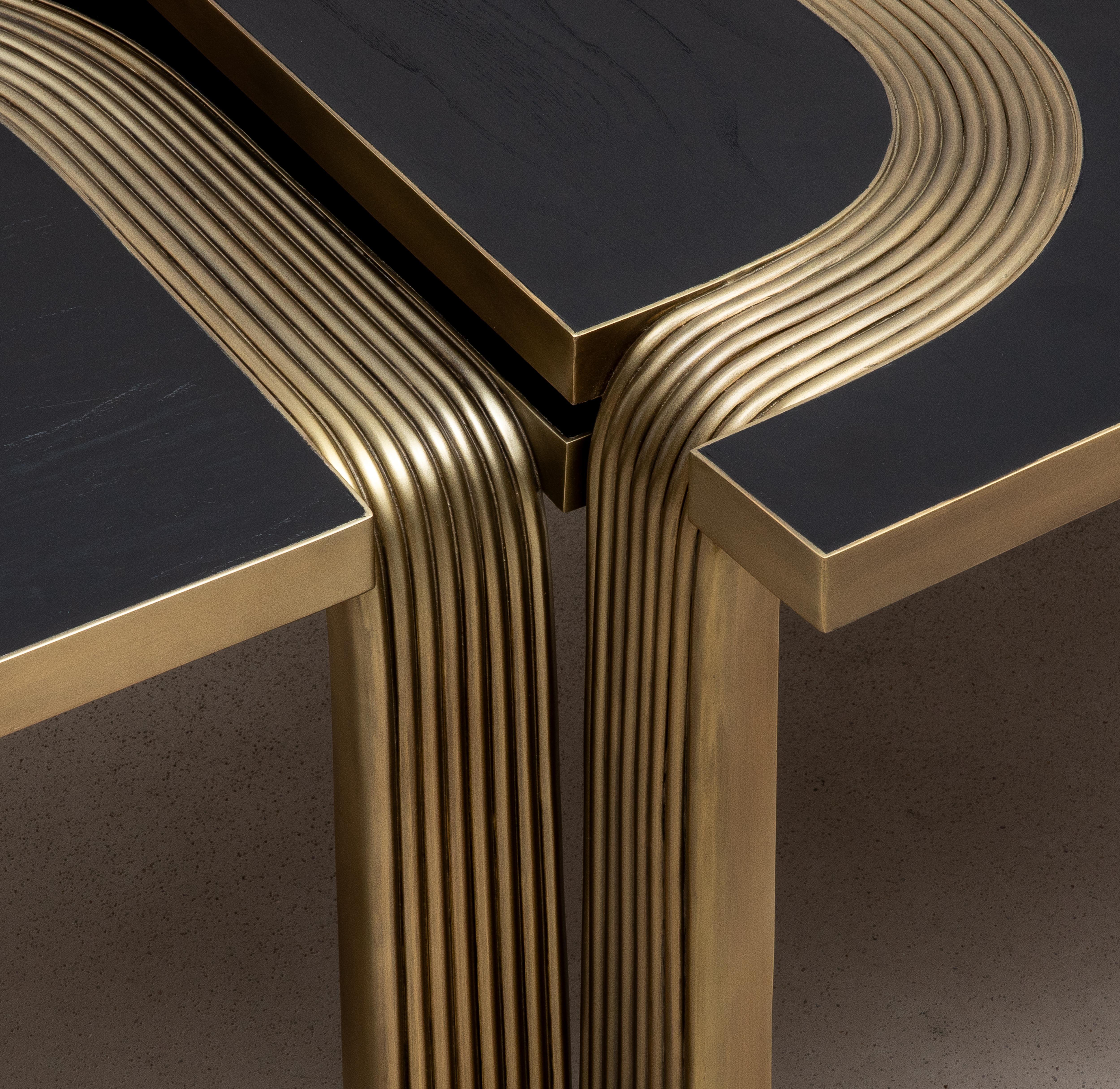 Laiton Tables basses gigognes en Oak Oak avec tiges en laiton patiné par R&Y Augousti en vente