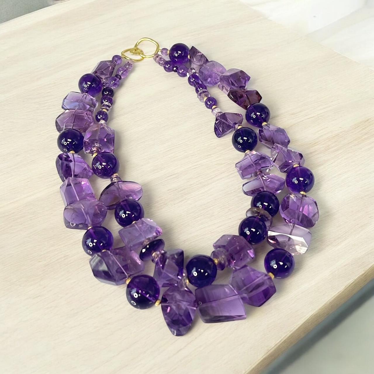 Collana di perle rotonde e pepite di ametista a doppio filo con oro giallo in vendita 2