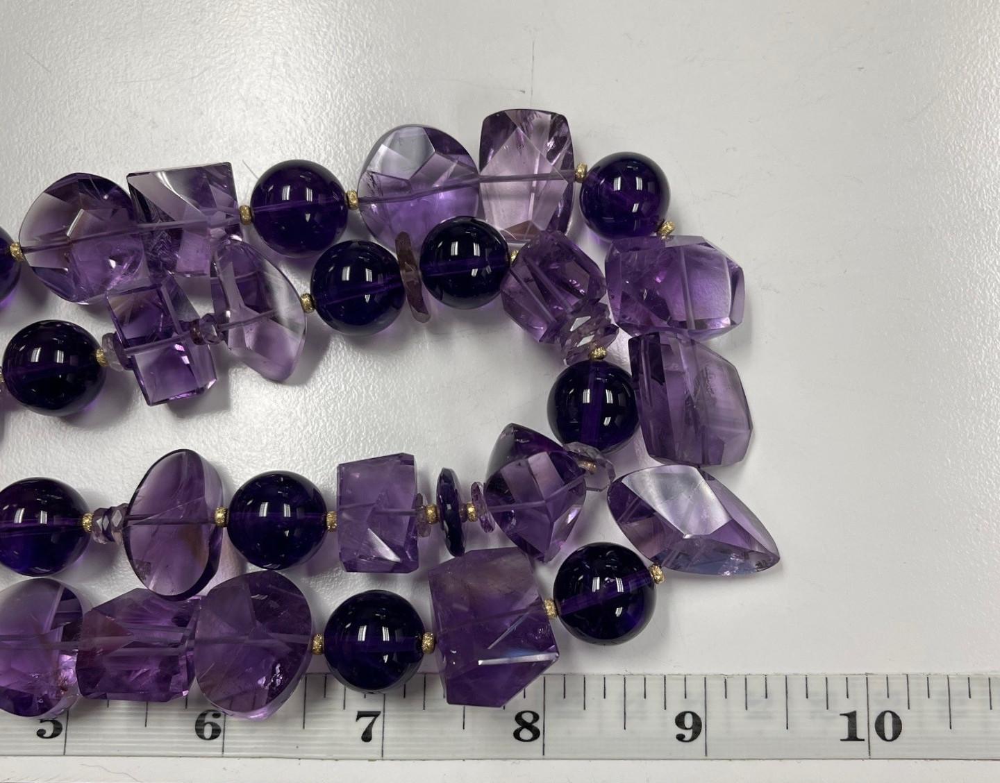 Collana di perle rotonde e pepite di ametista a doppio filo con oro giallo in vendita 3
