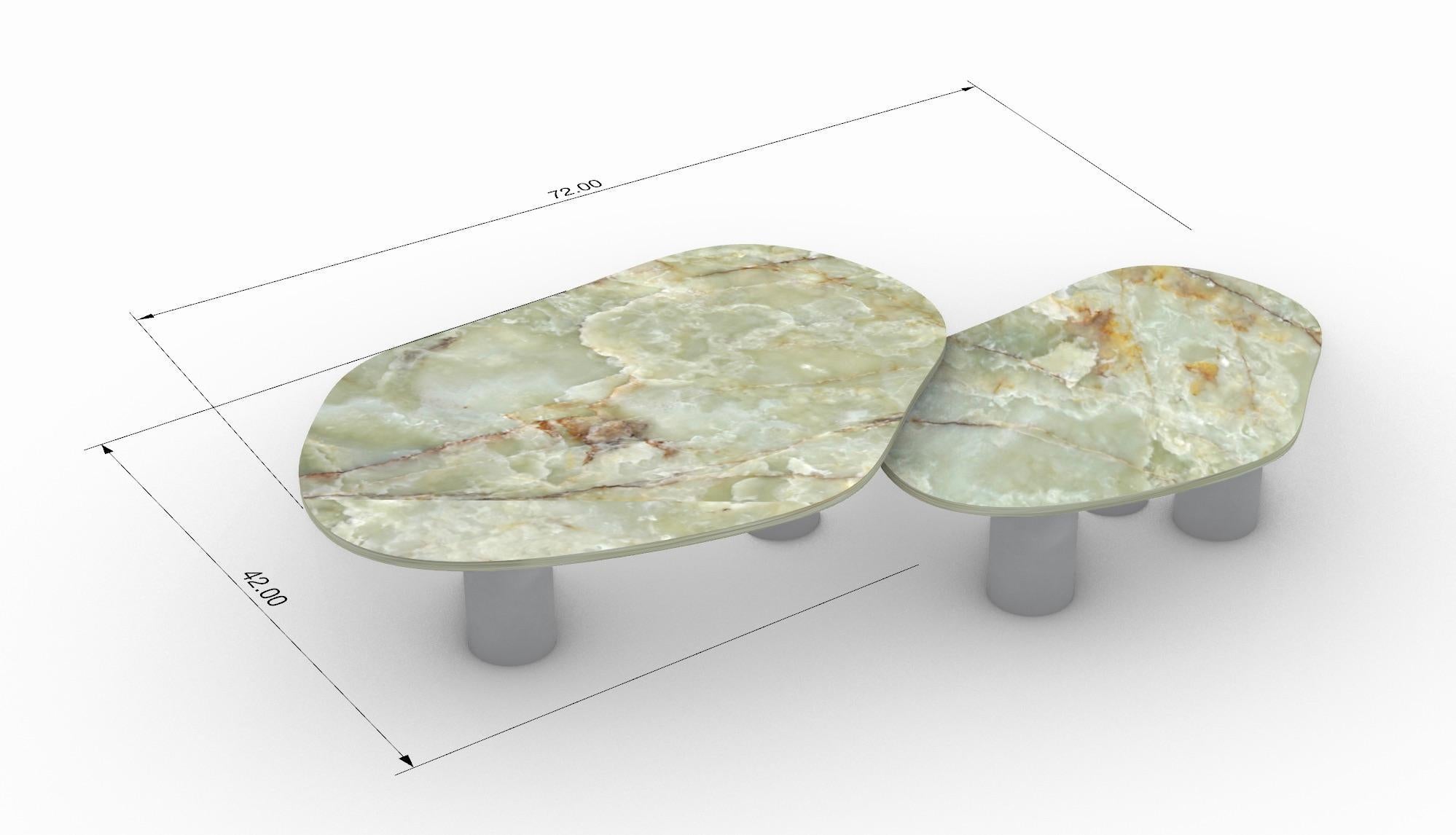 Table gigogne de forme organique en Onyx vert et aluminium brossé, cet ensemble de table basse permet diverses configurations.

La plus grande table mesure 15 pouces de haut et la plus petite 13 pouces de haut - une belle imbrication de pierres