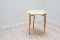 Nesting Runder Dreibein-Beistelltisch aus weißer Eiche mit Travertin