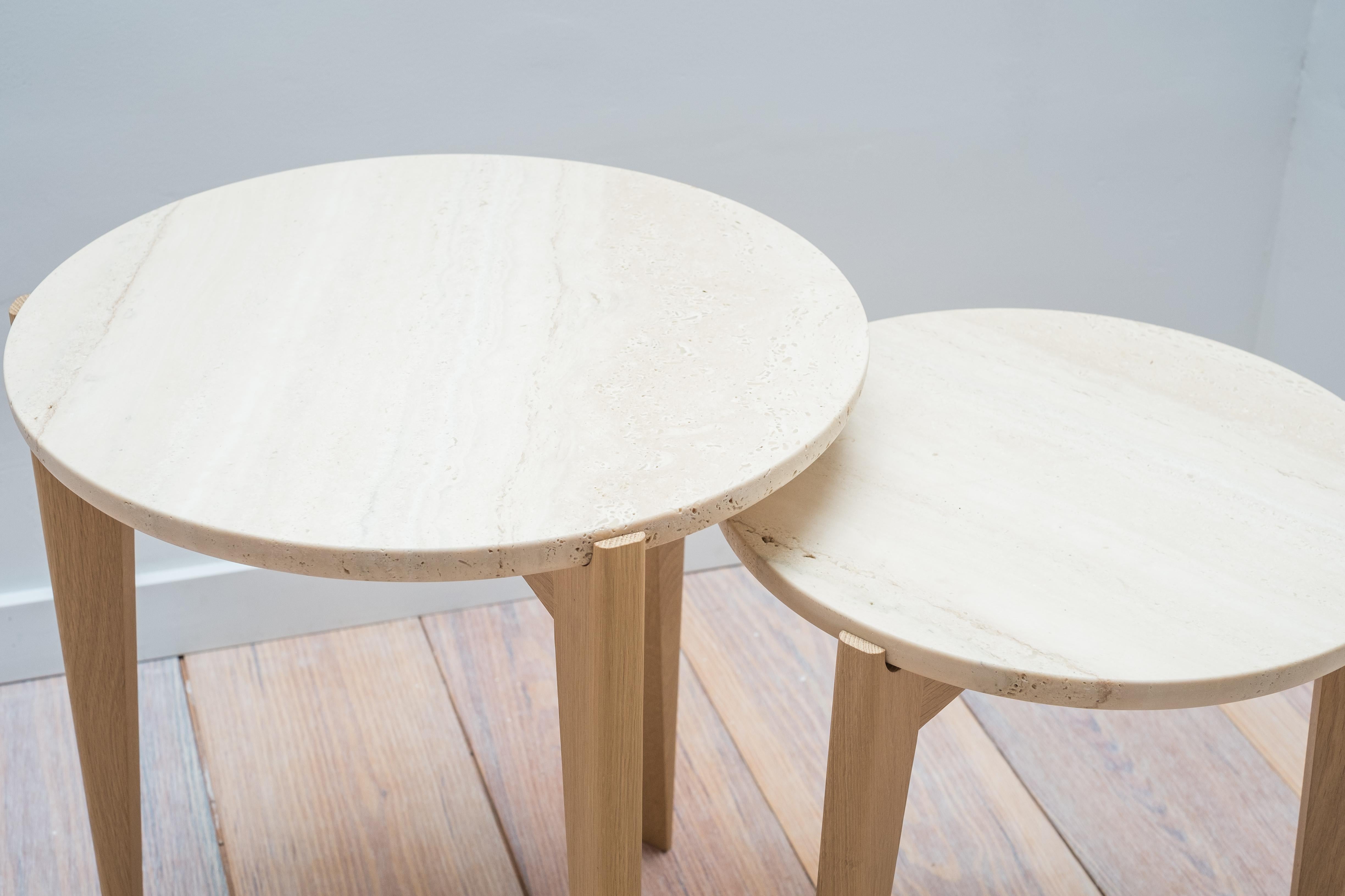Moderno Tavolino a treppiede rotondo nidificante in Oak Oak bianco con travertino in vendita