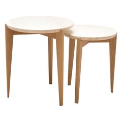 Tavolino a treppiede rotondo nidificante in Oak Oak bianco con travertino