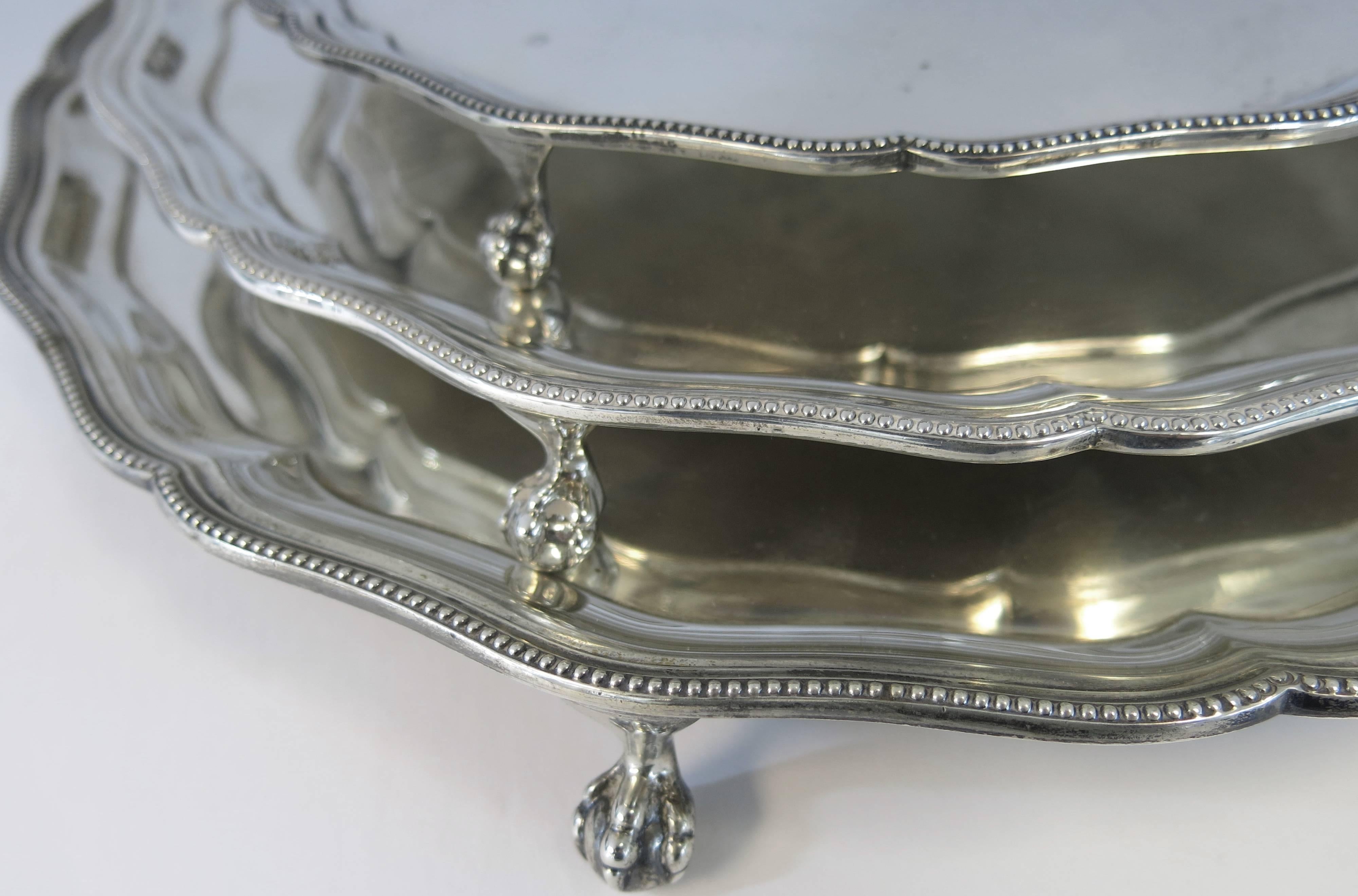 Nesting Set of Three Sterling Silver Footed Round Trays, English Hallmarked In Good Condition For Sale In New York, NY