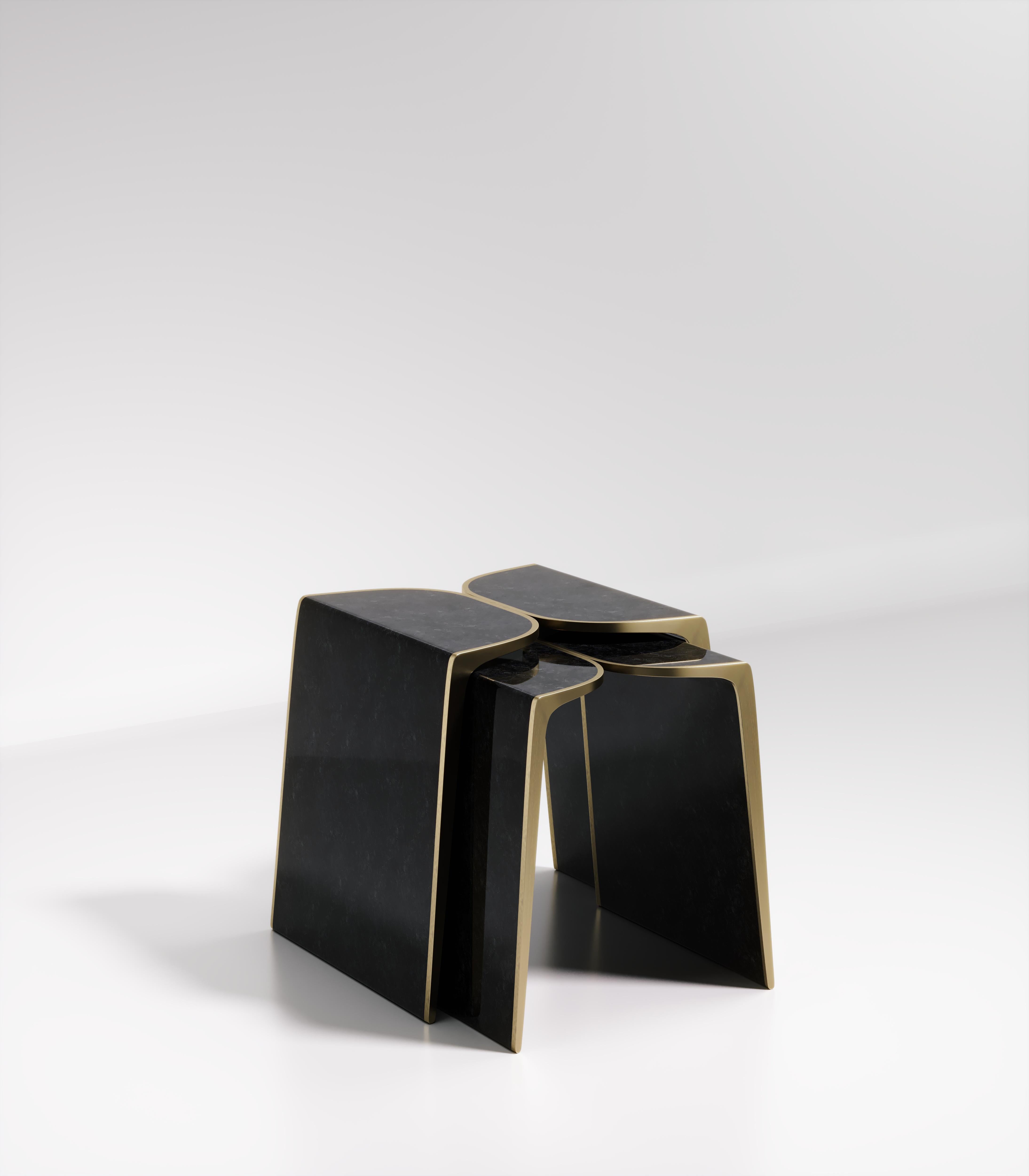 Tables d'appoint gigognes en galuchat avec détails en laiton patiné bronze de Kifu Paris en vente 6