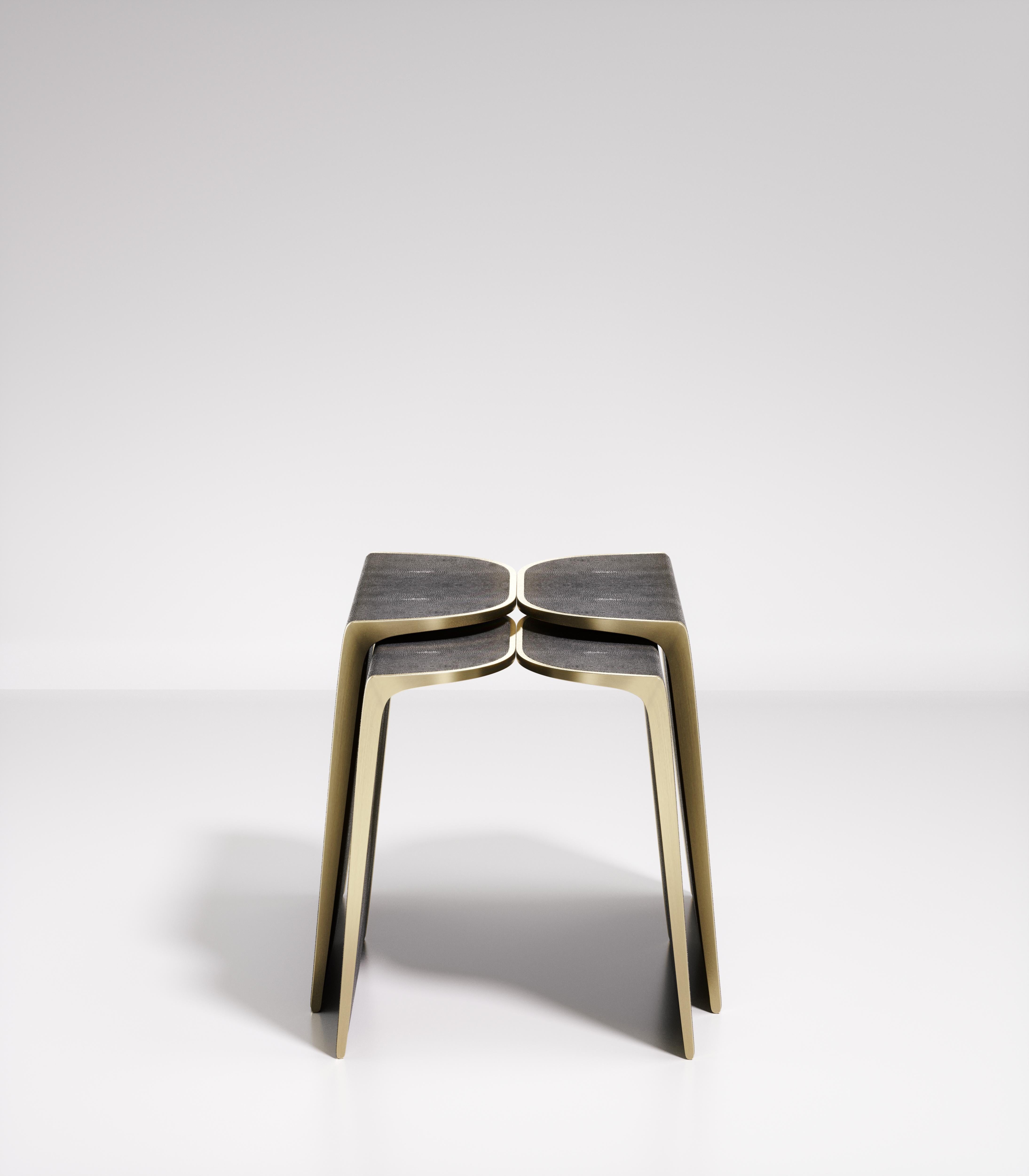 Art déco Tables d'appoint gigognes en galuchat avec détails en laiton patiné bronze de Kifu Paris en vente