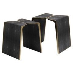 Tables d'appoint gigognes en galuchat avec détails en laiton patiné bronze de Kifu Paris