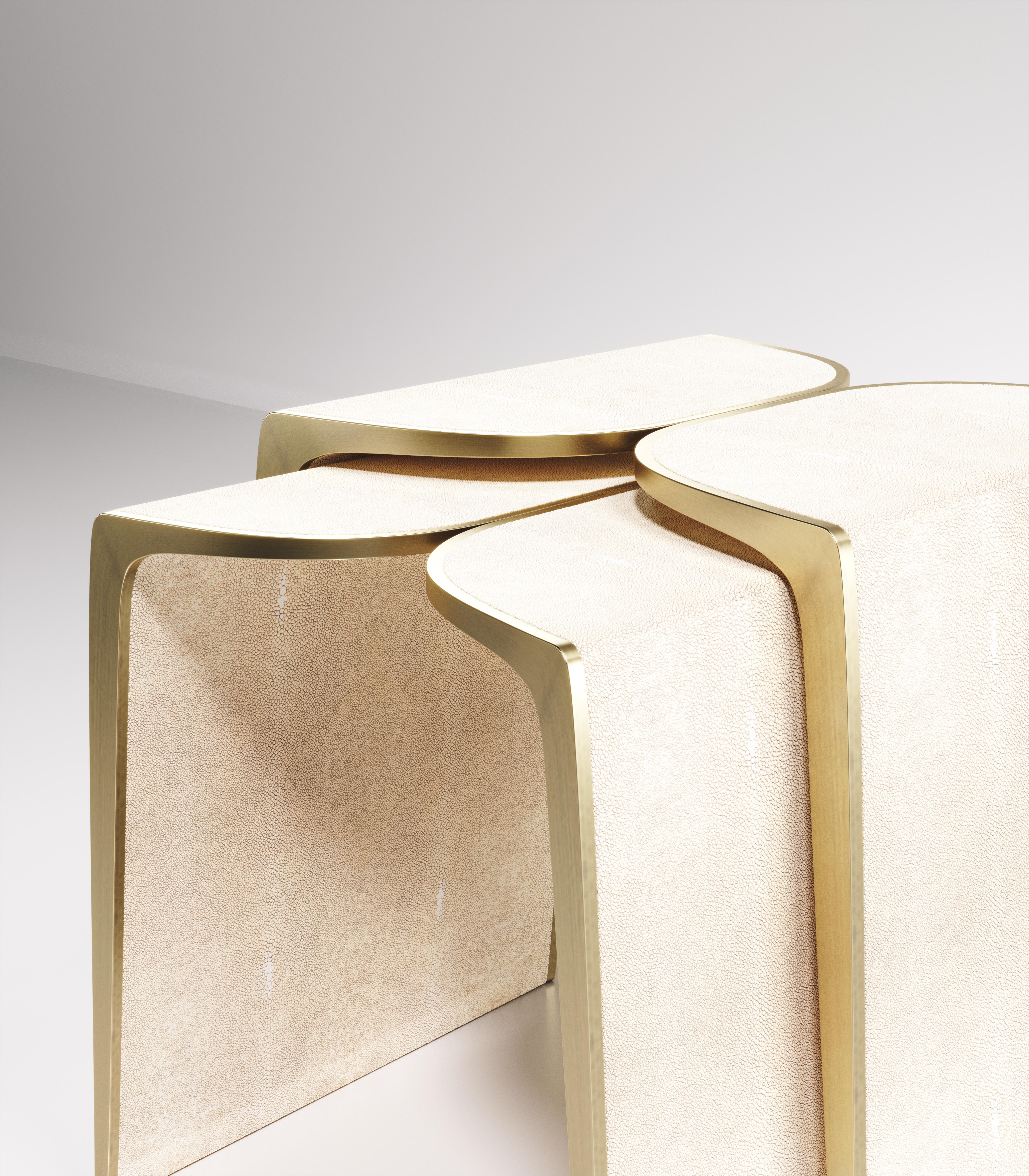 Tables d'appoint en forme de coquille gigogne avec détails en laiton patiné bronze de Kifu Paris en vente 2