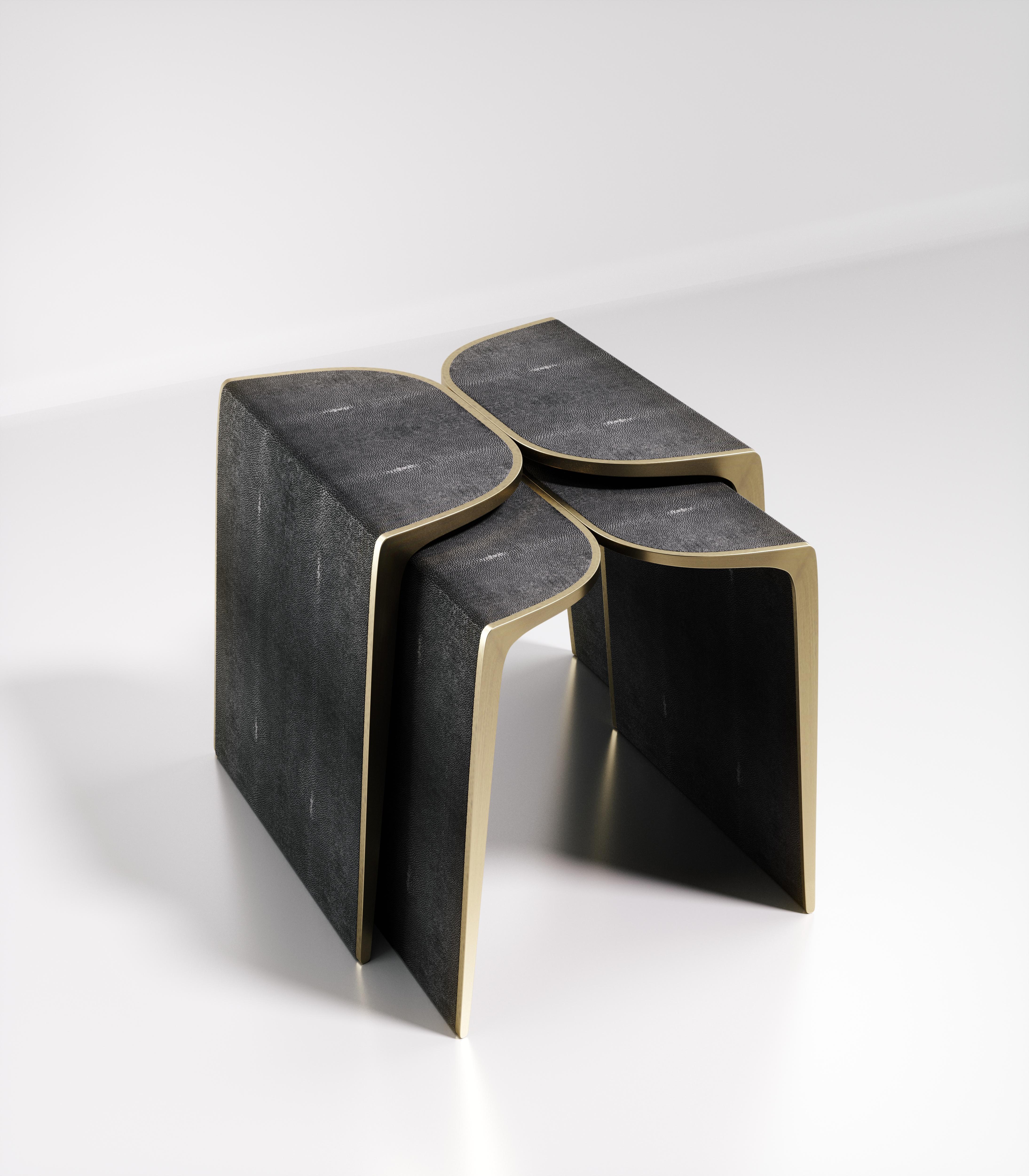 Tables d'appoint en forme de coquille gigogne avec détails en laiton patiné bronze de Kifu Paris en vente 5