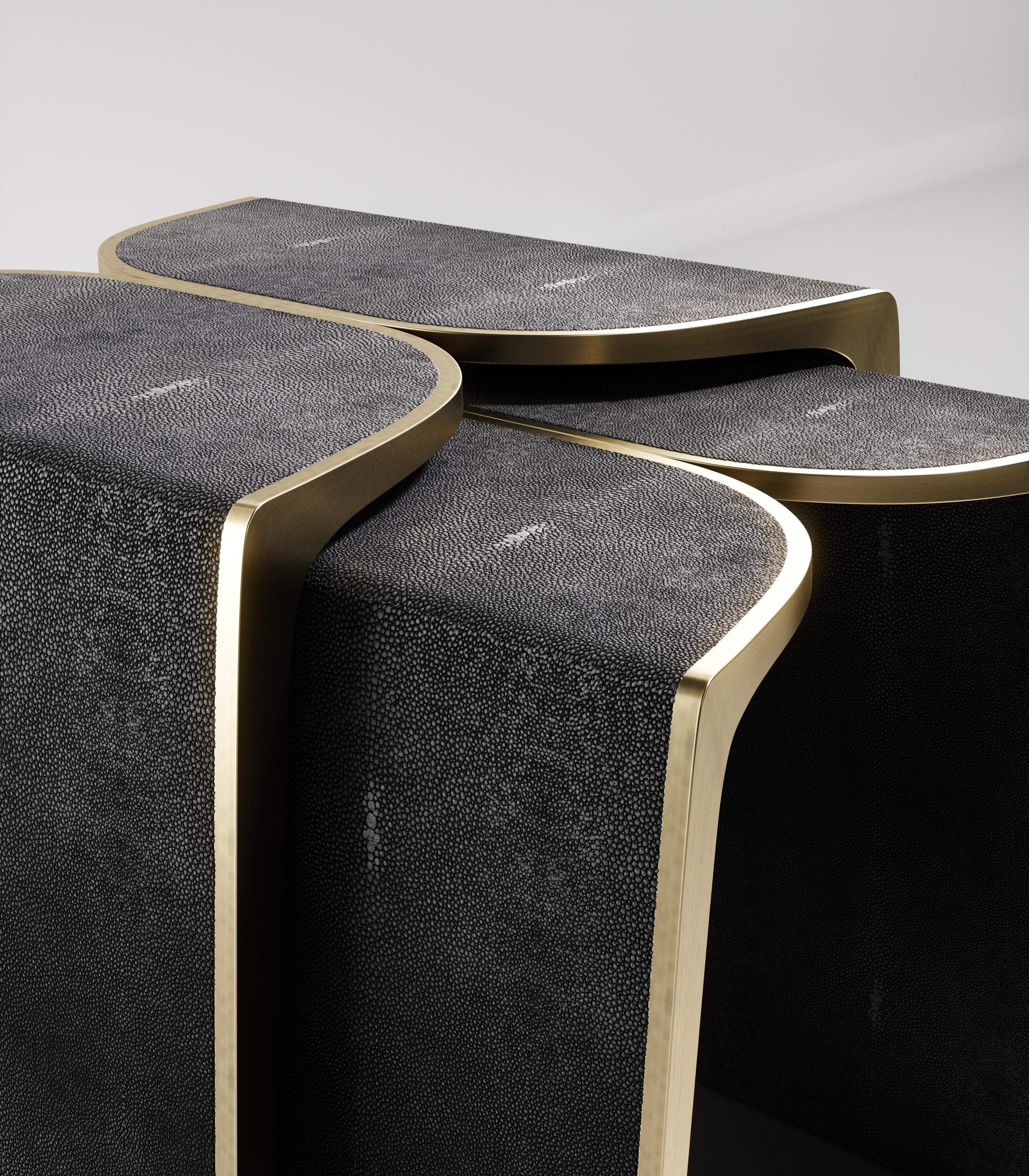 Tables d'appoint en forme de coquille gigogne avec détails en laiton patiné bronze de Kifu Paris en vente 6