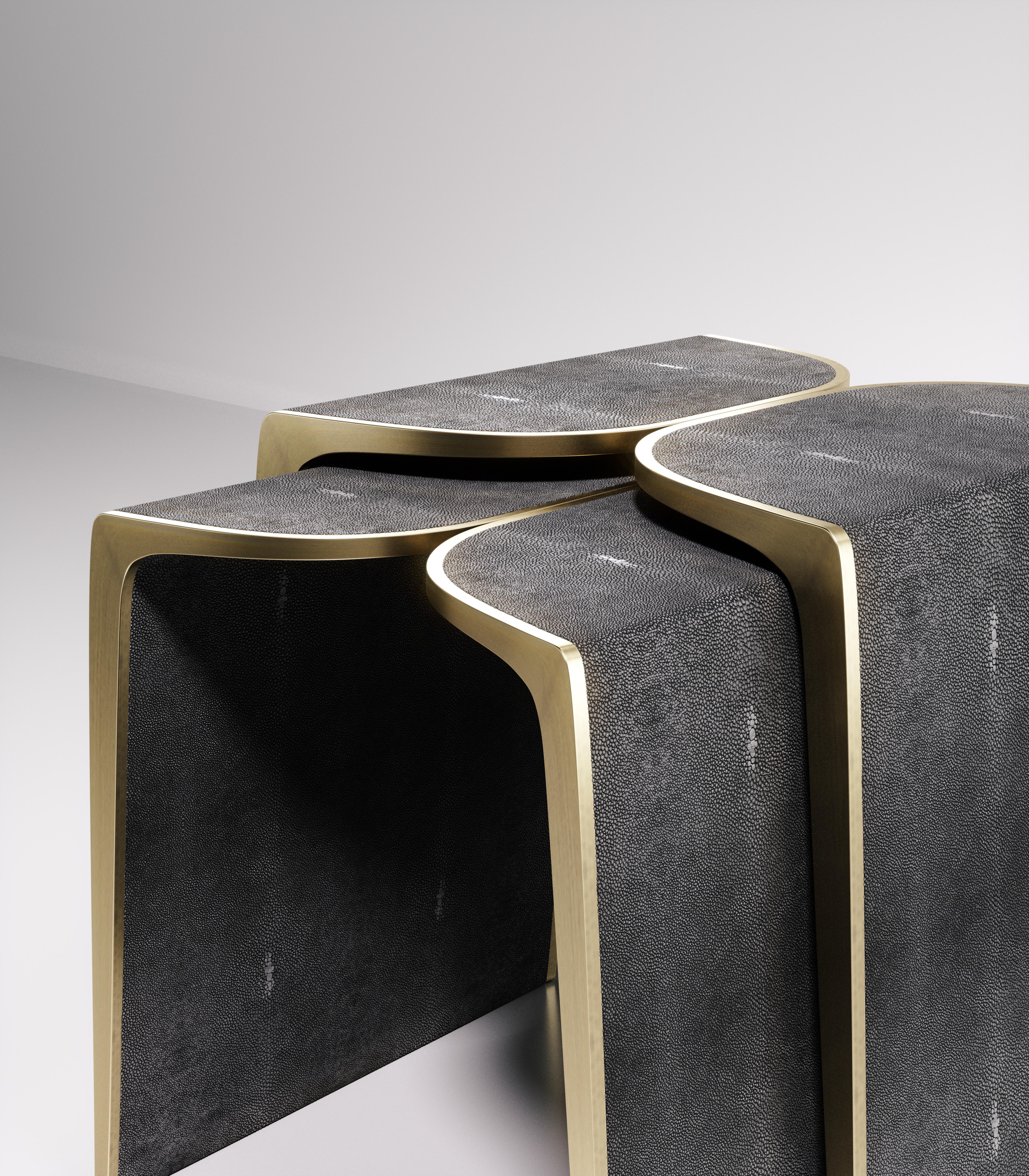 Tables d'appoint en forme de coquille gigogne avec détails en laiton patiné bronze de Kifu Paris en vente 7