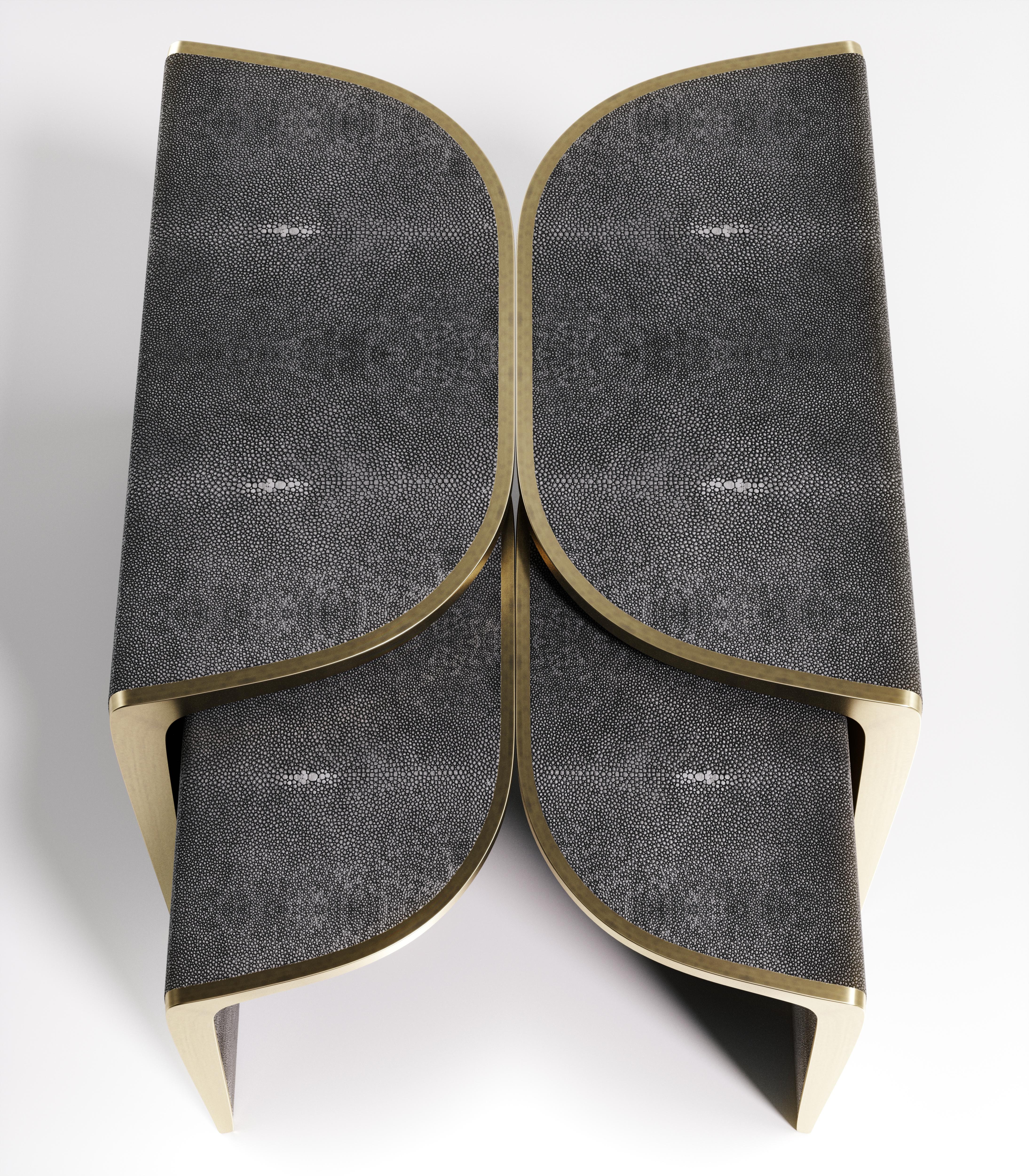 Tables d'appoint en forme de coquille gigogne avec détails en laiton patiné bronze de Kifu Paris en vente 8