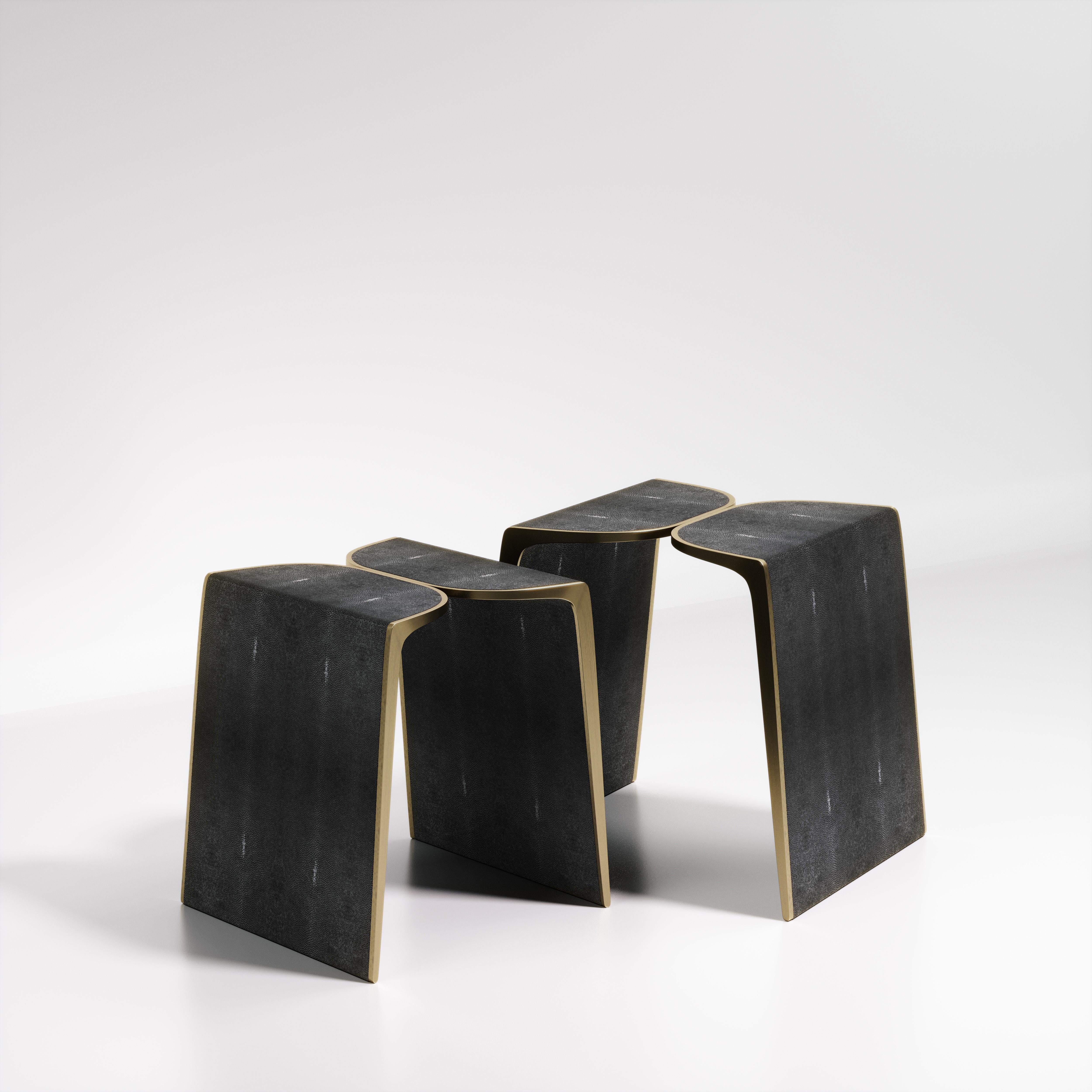 Tables d'appoint en forme de coquille gigogne avec détails en laiton patiné bronze de Kifu Paris en vente 9