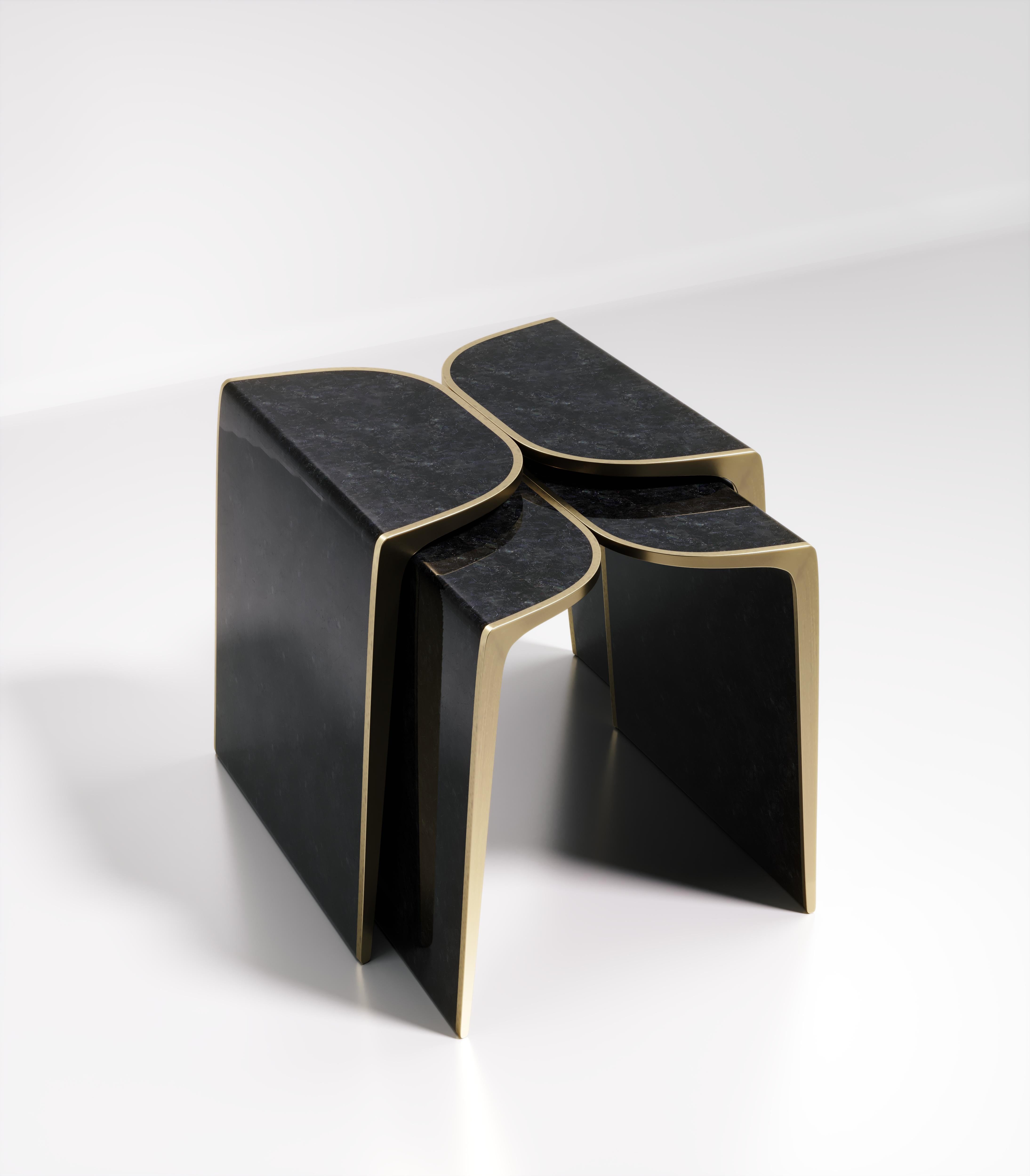 Les tables d'appoint Kiss Nesting de Kifu Paris sont à la fois élégantes et organiques dans leur design unique. La pièce incrustée de coquilles de stylo noires se courbe vers l'intérieur pour créer l'effet 