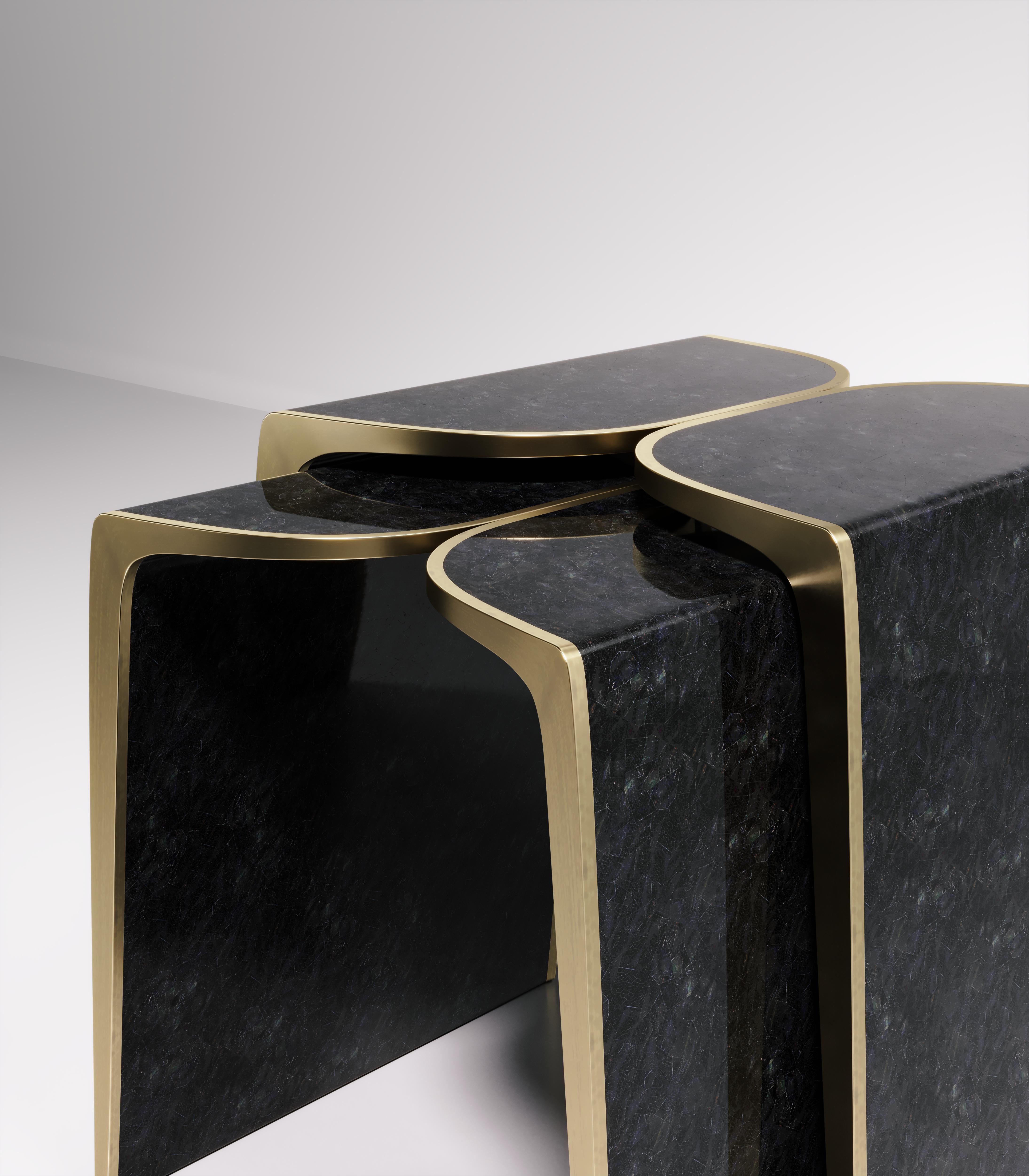 Art déco Tables d'appoint en forme de coquille gigogne avec détails en laiton patiné bronze de Kifu Paris en vente