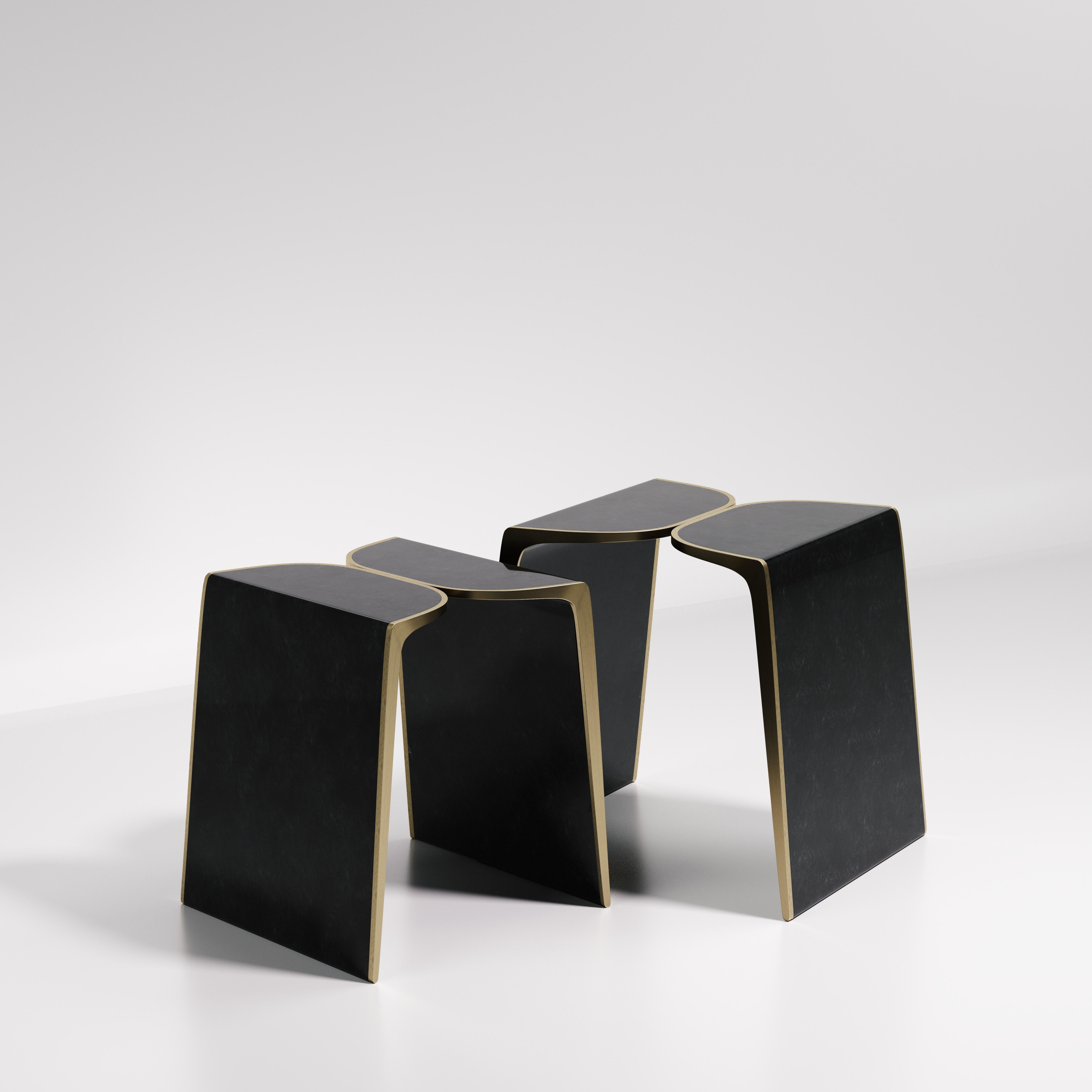 Incrusté Tables d'appoint en forme de coquille gigogne avec détails en laiton patiné bronze de Kifu Paris en vente