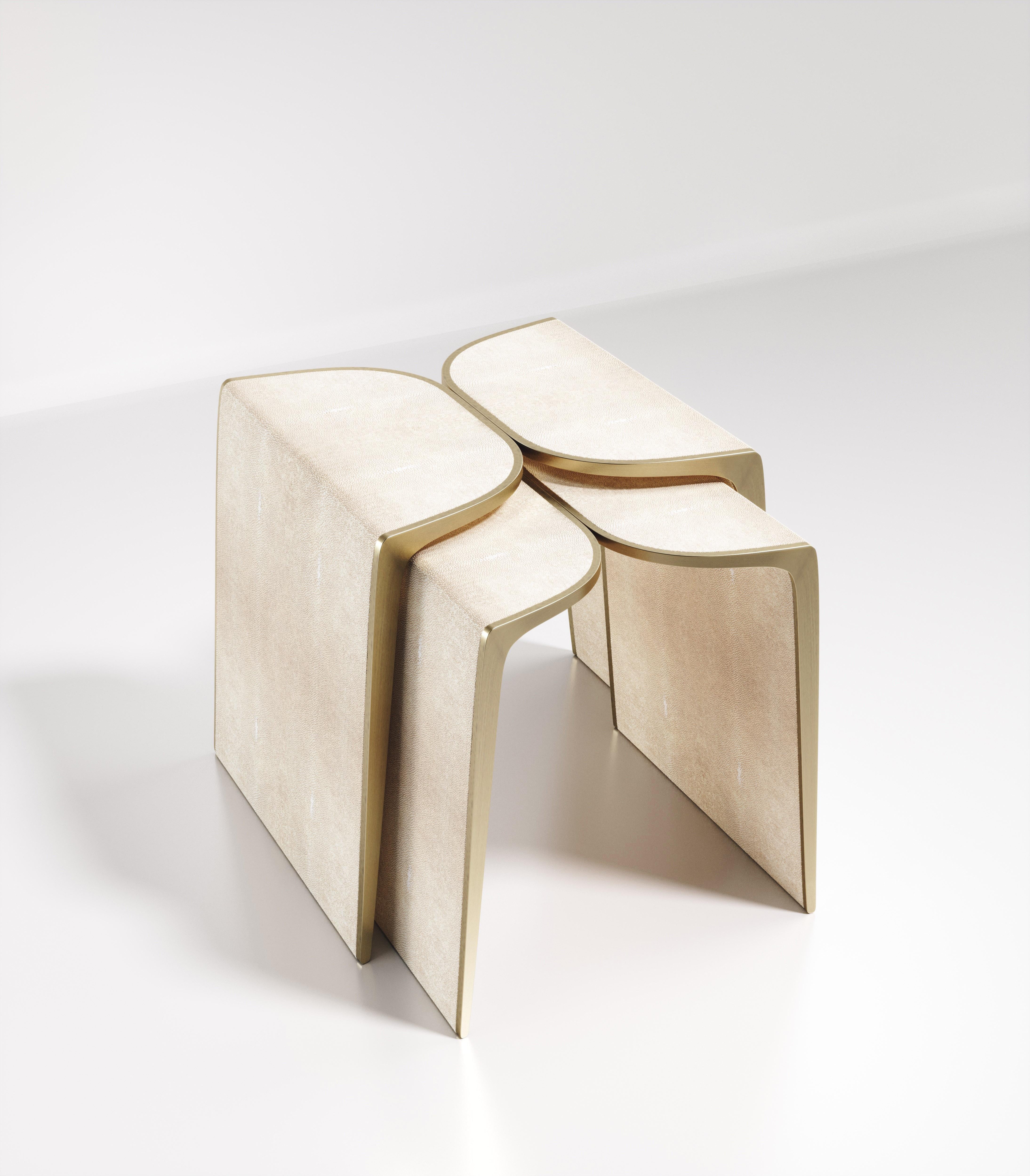 Tables d'appoint en forme de coquille gigogne avec détails en laiton patiné bronze de Kifu Paris Neuf - En vente à New York, NY