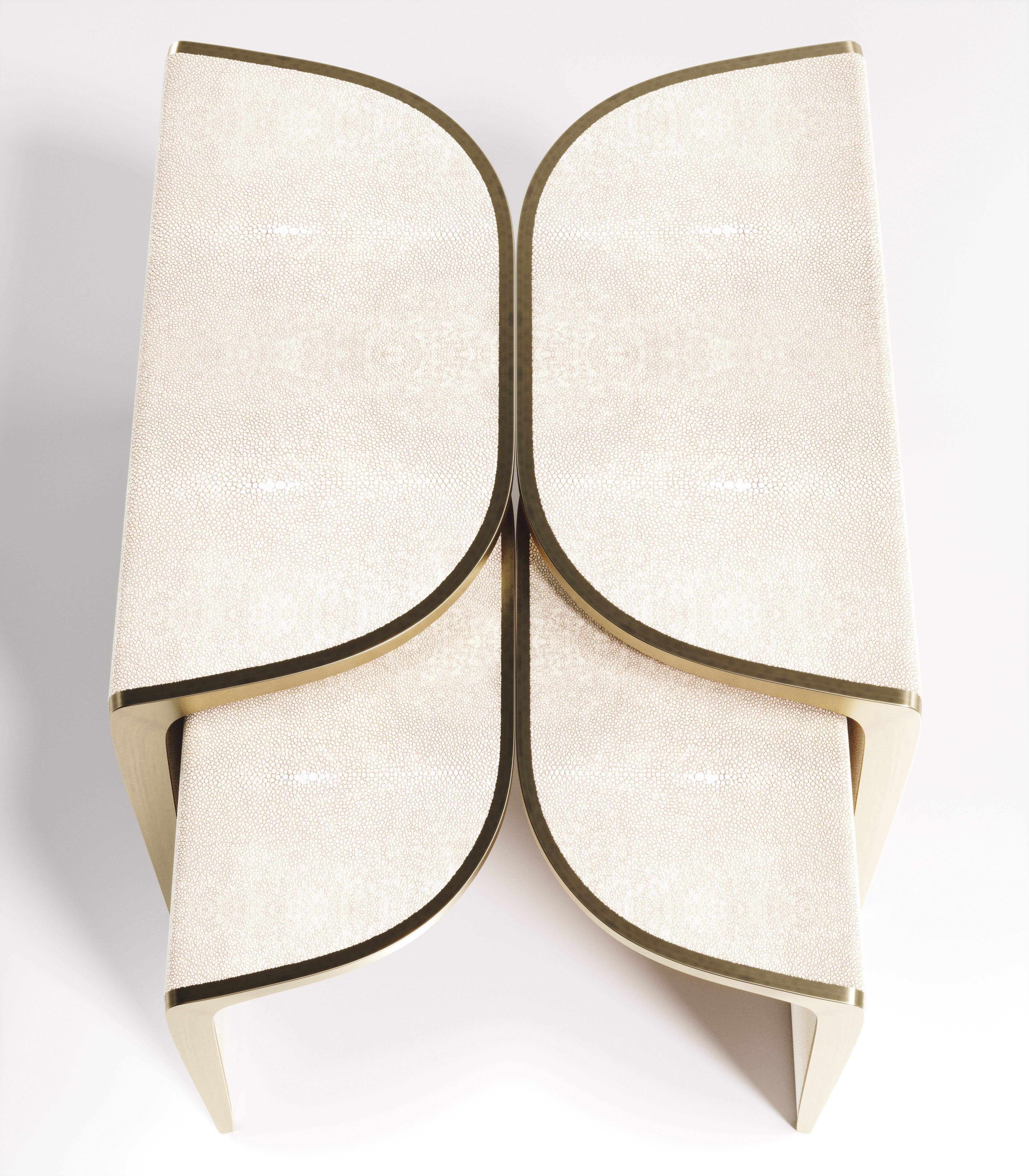 Laiton Tables d'appoint en forme de coquille gigogne avec détails en laiton patiné bronze de Kifu Paris en vente