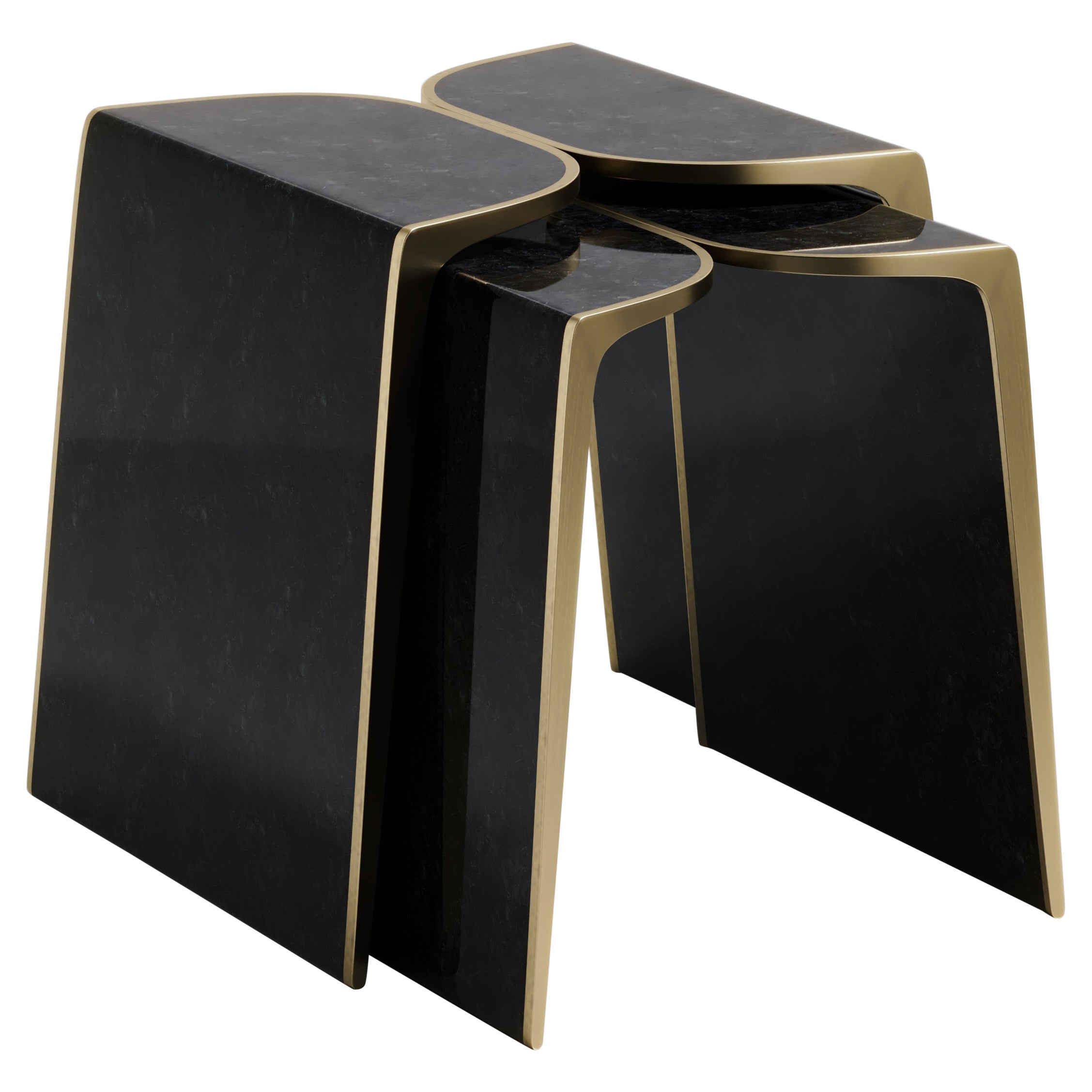 Tables d'appoint en forme de coquille gigogne avec détails en laiton patiné bronze de Kifu Paris en vente