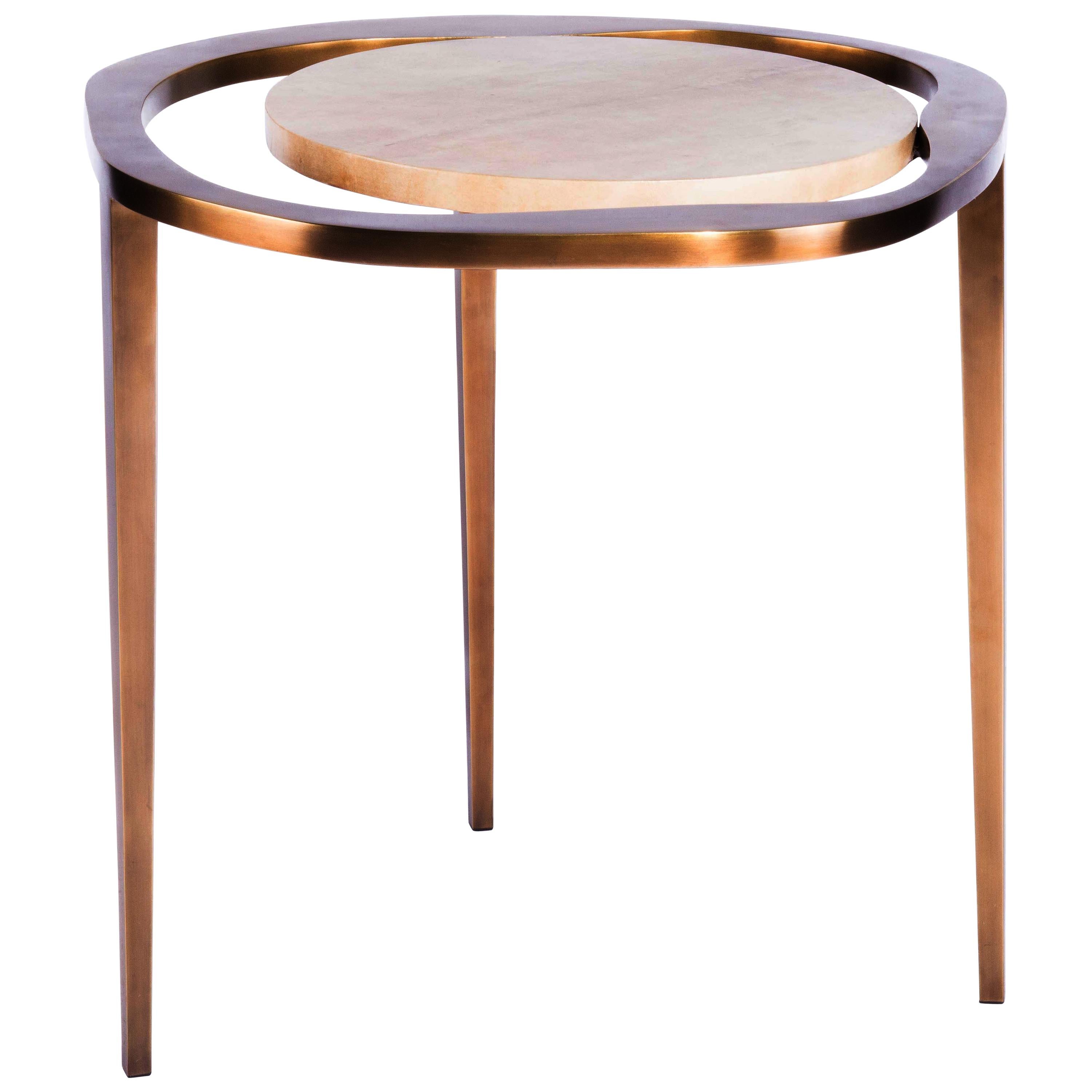 Mesa auxiliar nido "Lily L" de latón patinado pergamino y bronce by R & Y Augousti