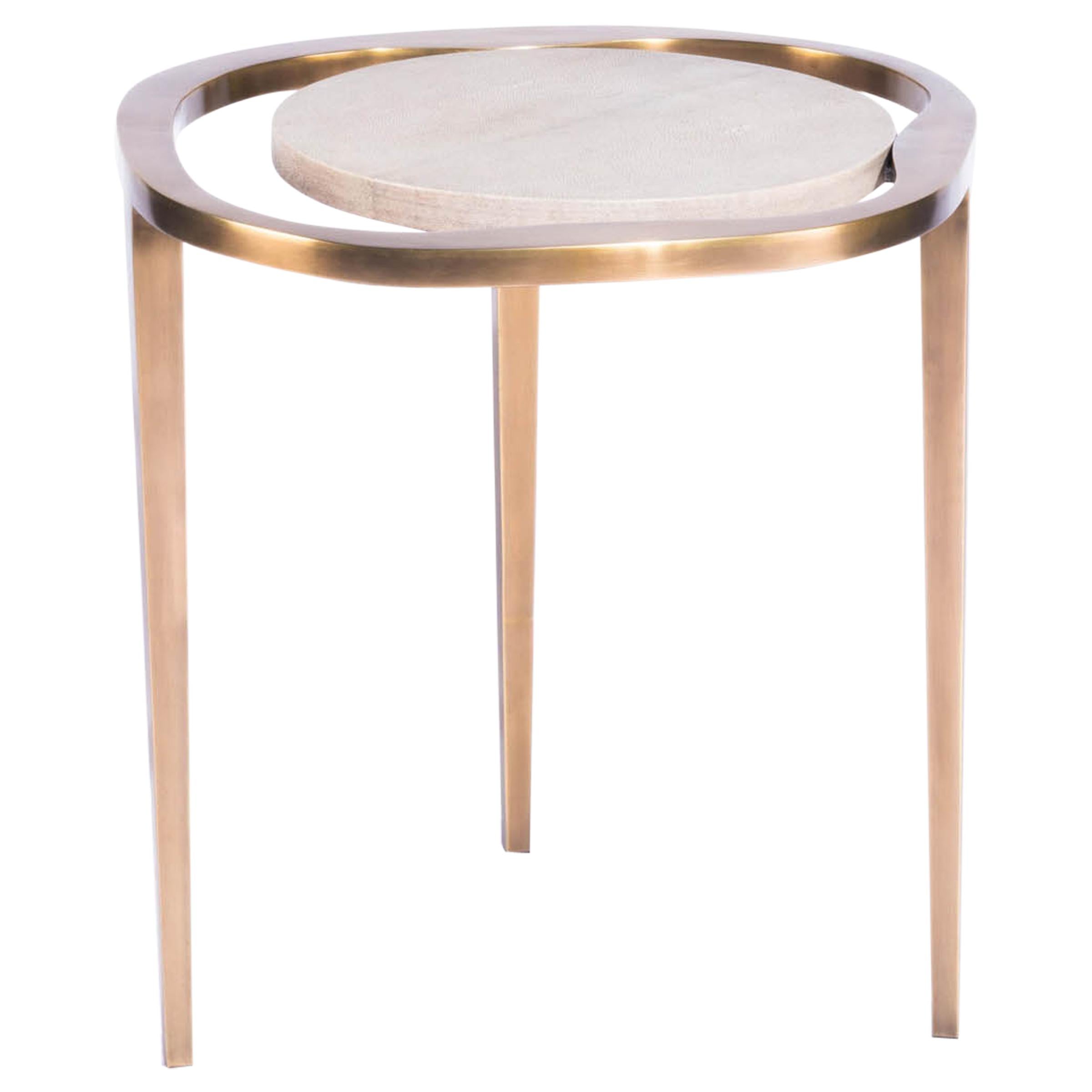 Mesa auxiliar nido "Lily M" de piel de zapa y latón patinado bronce by R&Y Augousti
