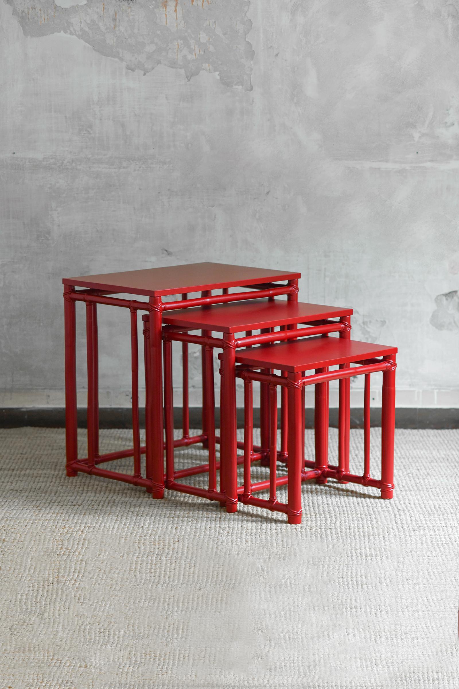 Tavolini nidificanti in bambù laccato rosso con piano in legno e rilegature in pelle - Lyda Levi per Mcguire San Francisco 1970 - Serie Laccati
Dettagli del prodotto
Dimensioni dei tavoli:
50 L x 53 H × 35 D cm
60 W x 62 H × 43 D cm
70 L x 72 H × 50