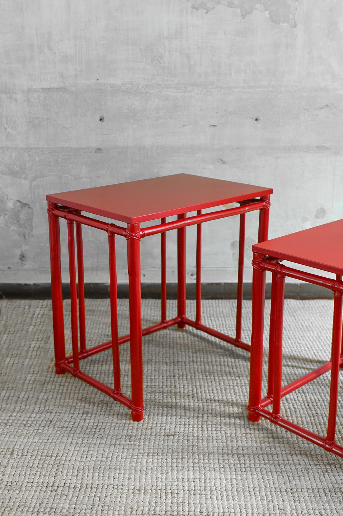 Tavolini nidificanti in bambù laccato rosso  - Mcguire San Francisco 1970 in vendita 1