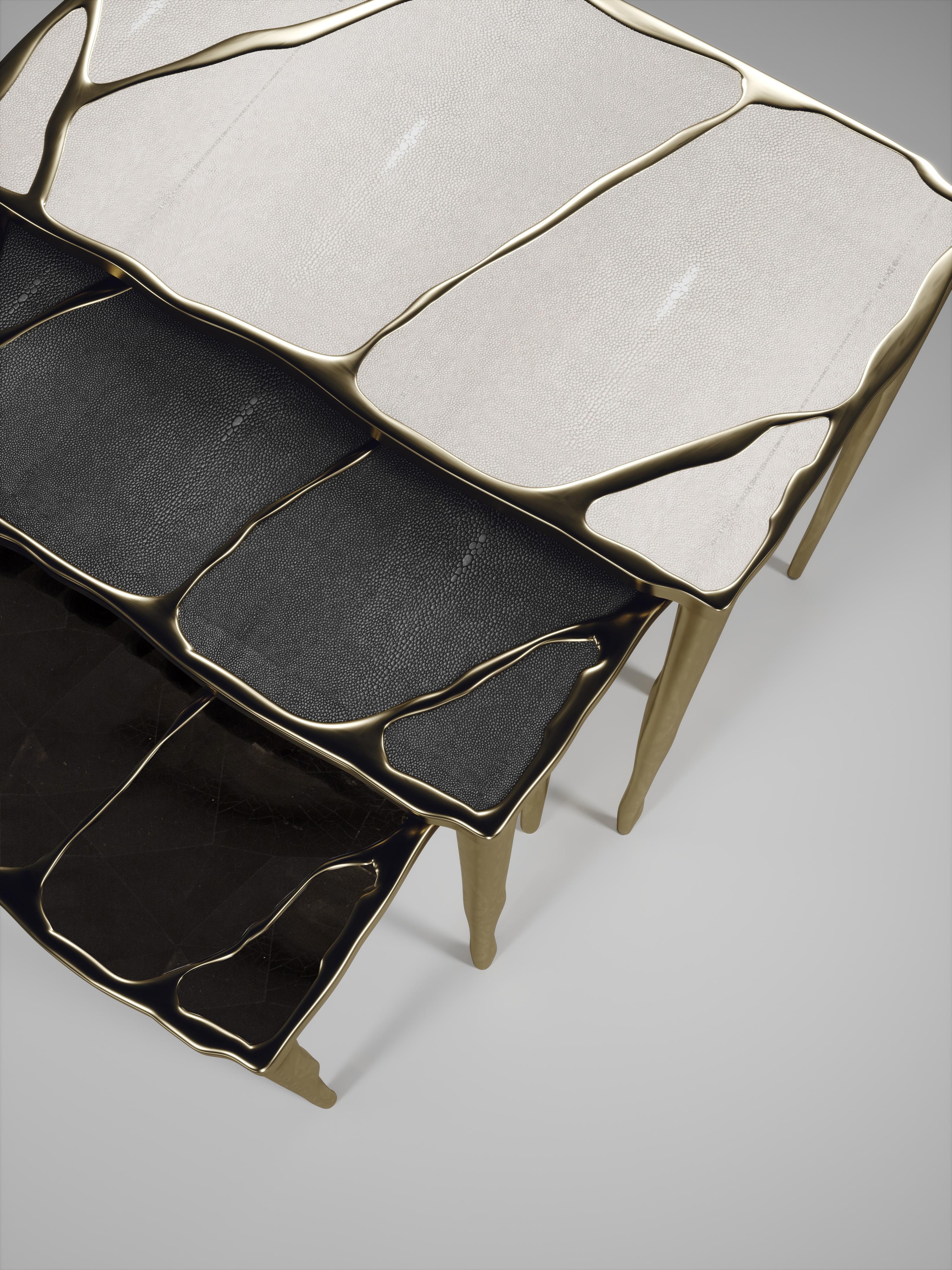 Tables d'appoint gigognes en galuchat, quartz et bronze-patina laiton de R&Y Augousti en vente 7