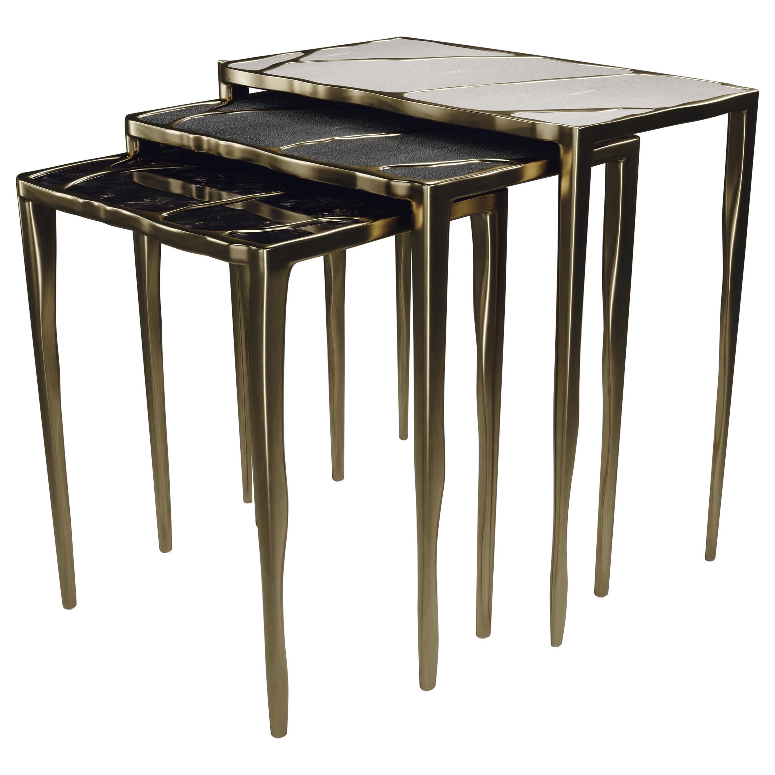Tables d'appoint gigognes en galuchat, quartz et bronze-patina laiton de R&Y Augousti