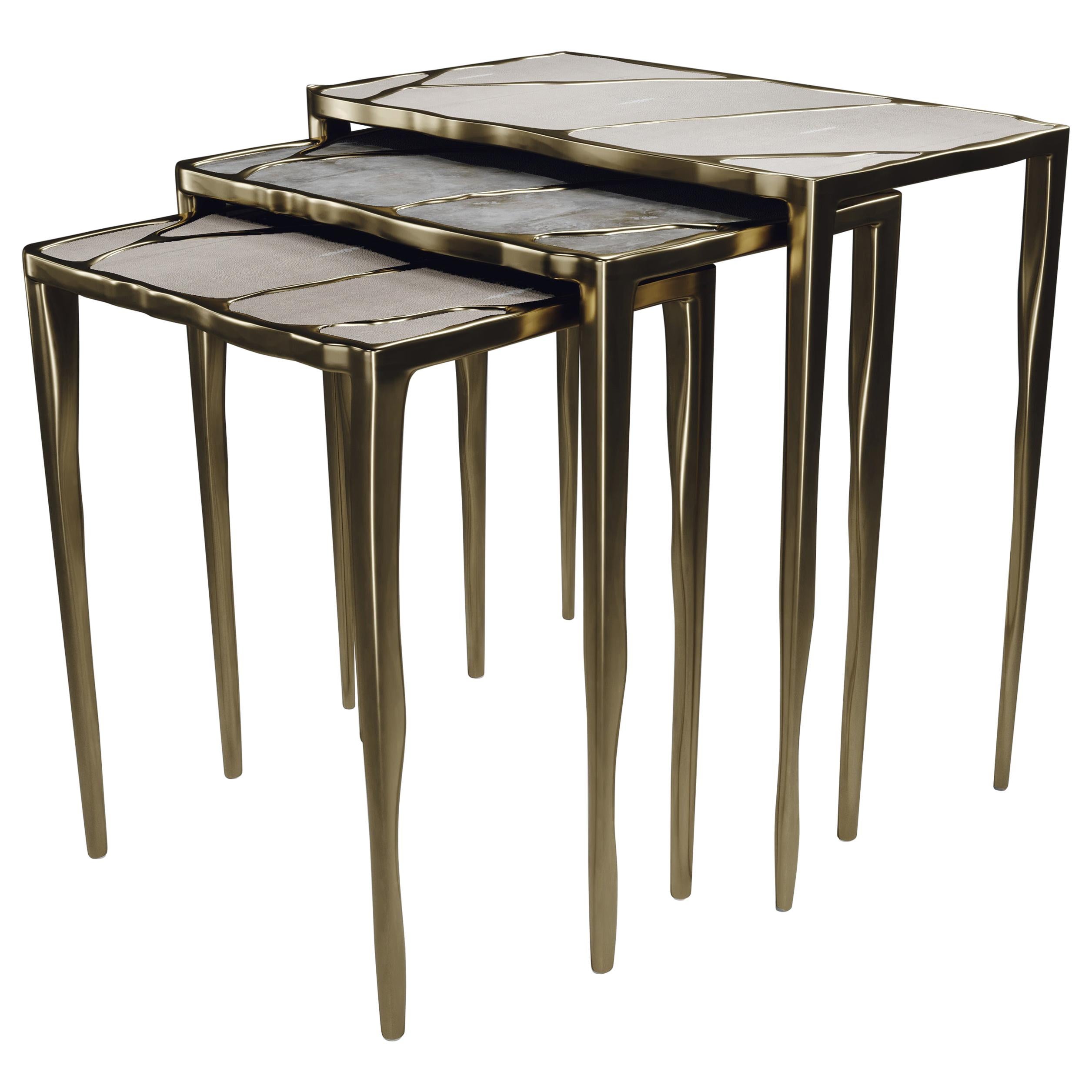 Tables d'appoint gigognes en galuchat, quartz et bronze-patina laiton de R&Y Augousti