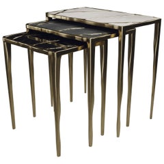 Tables d'appoint gigognes en galuchat, coquillage et laiton Bronze-Patina de R&Y Augousti