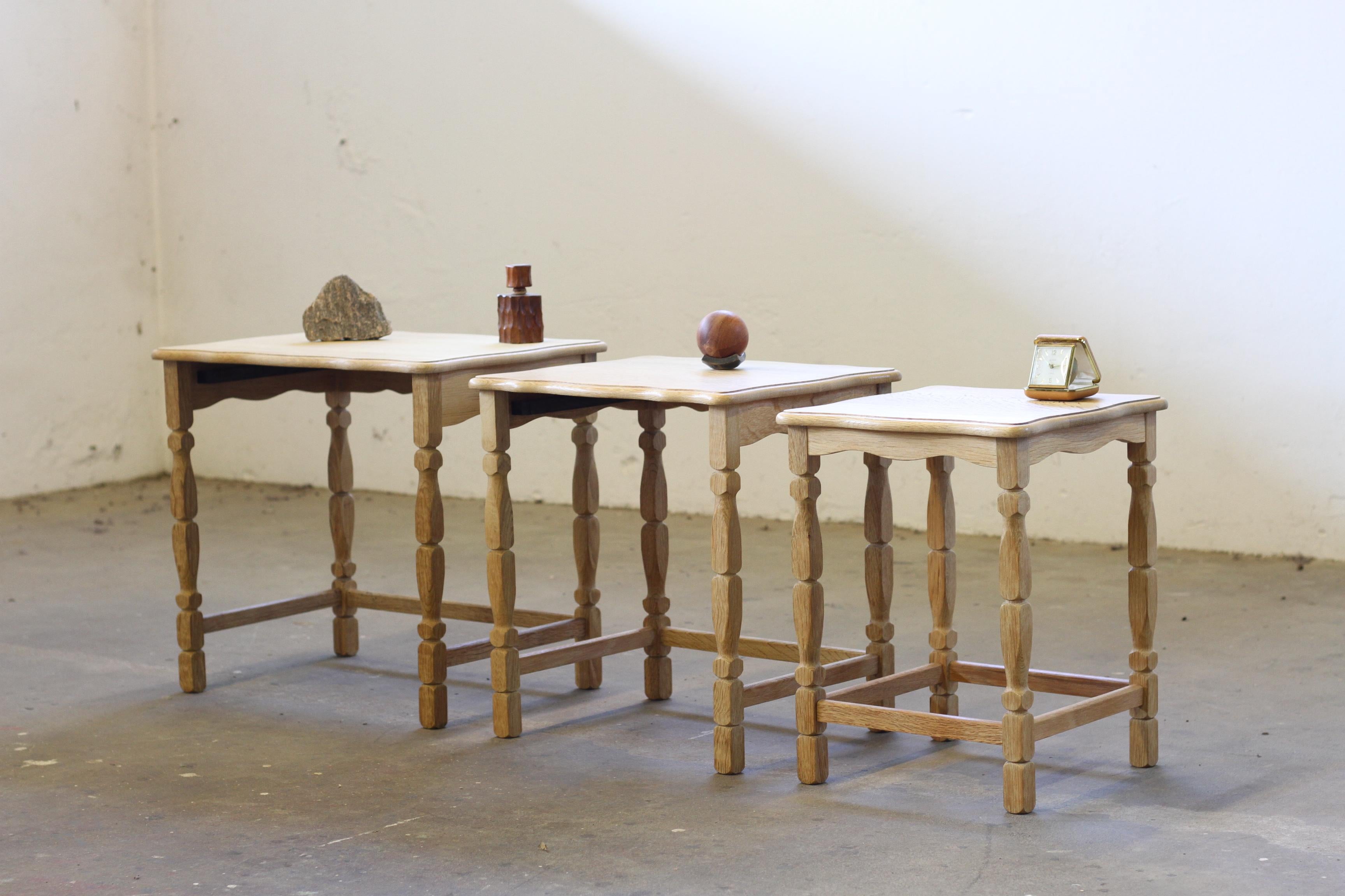 Tables gigognes / empilables en Oak avec sculptures Style Henning Kjærnulf en vente 3