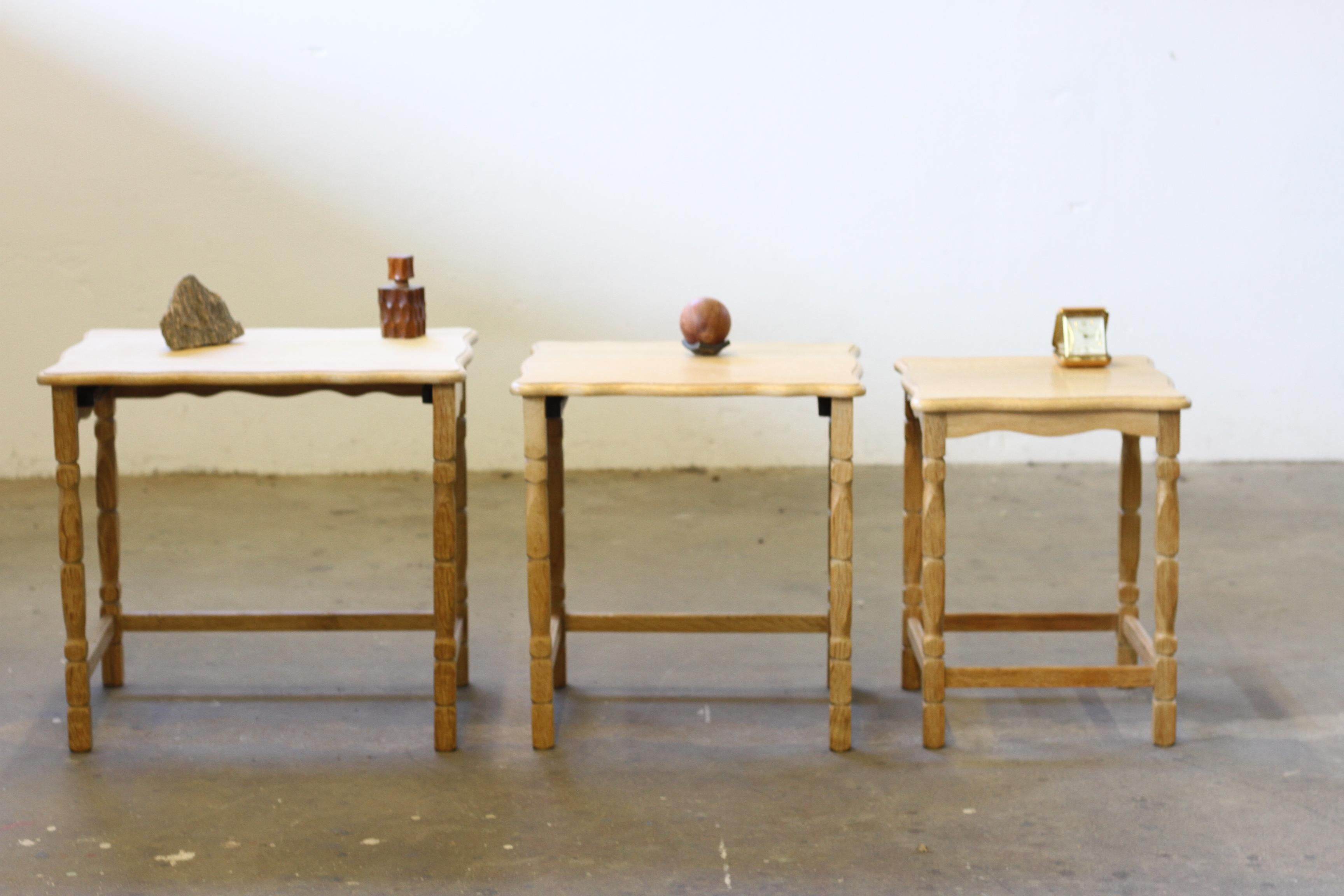 Tables gigognes / empilables en Oak avec sculptures Style Henning Kjærnulf en vente 4