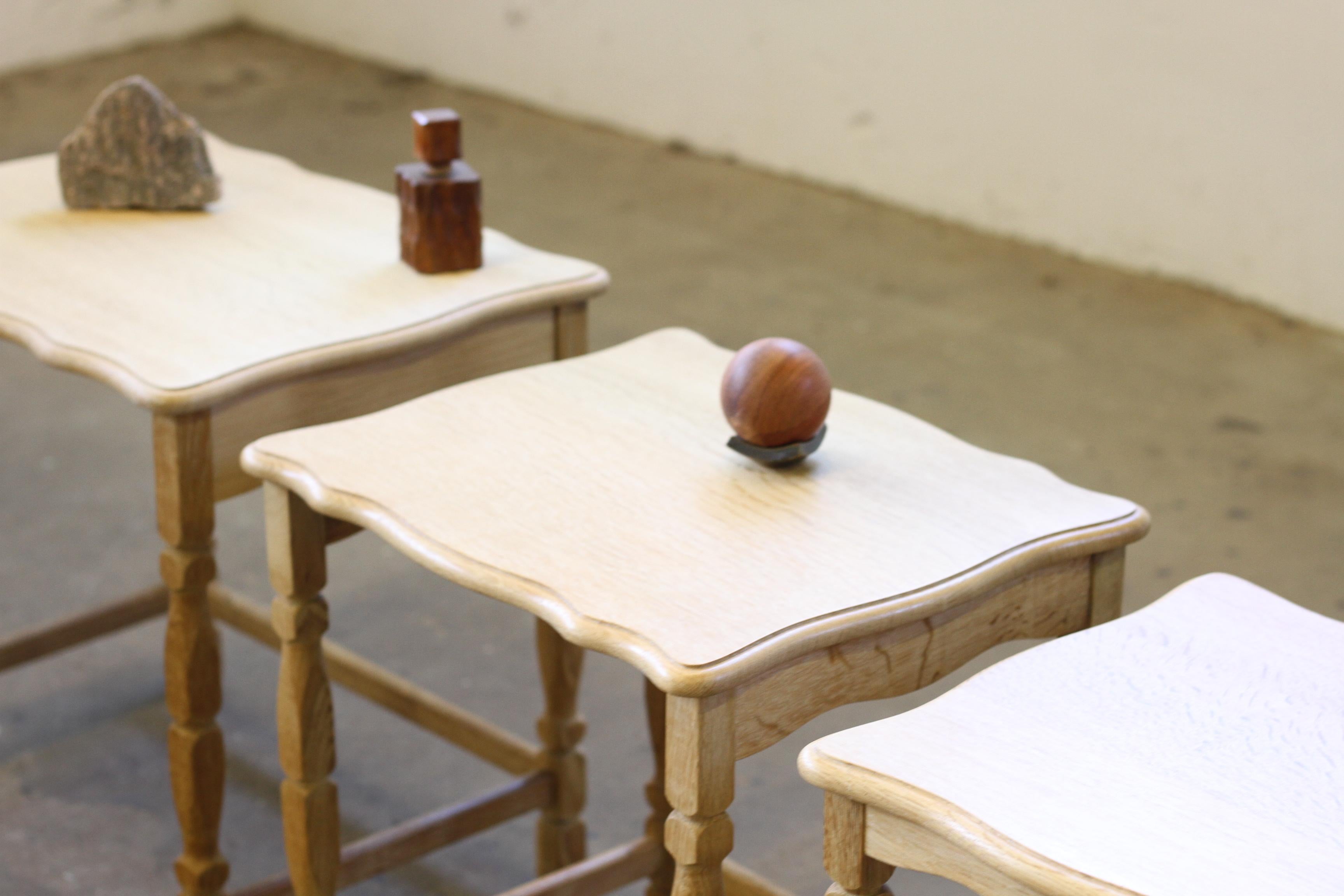 Tables gigognes / empilables en Oak avec sculptures Style Henning Kjærnulf en vente 5