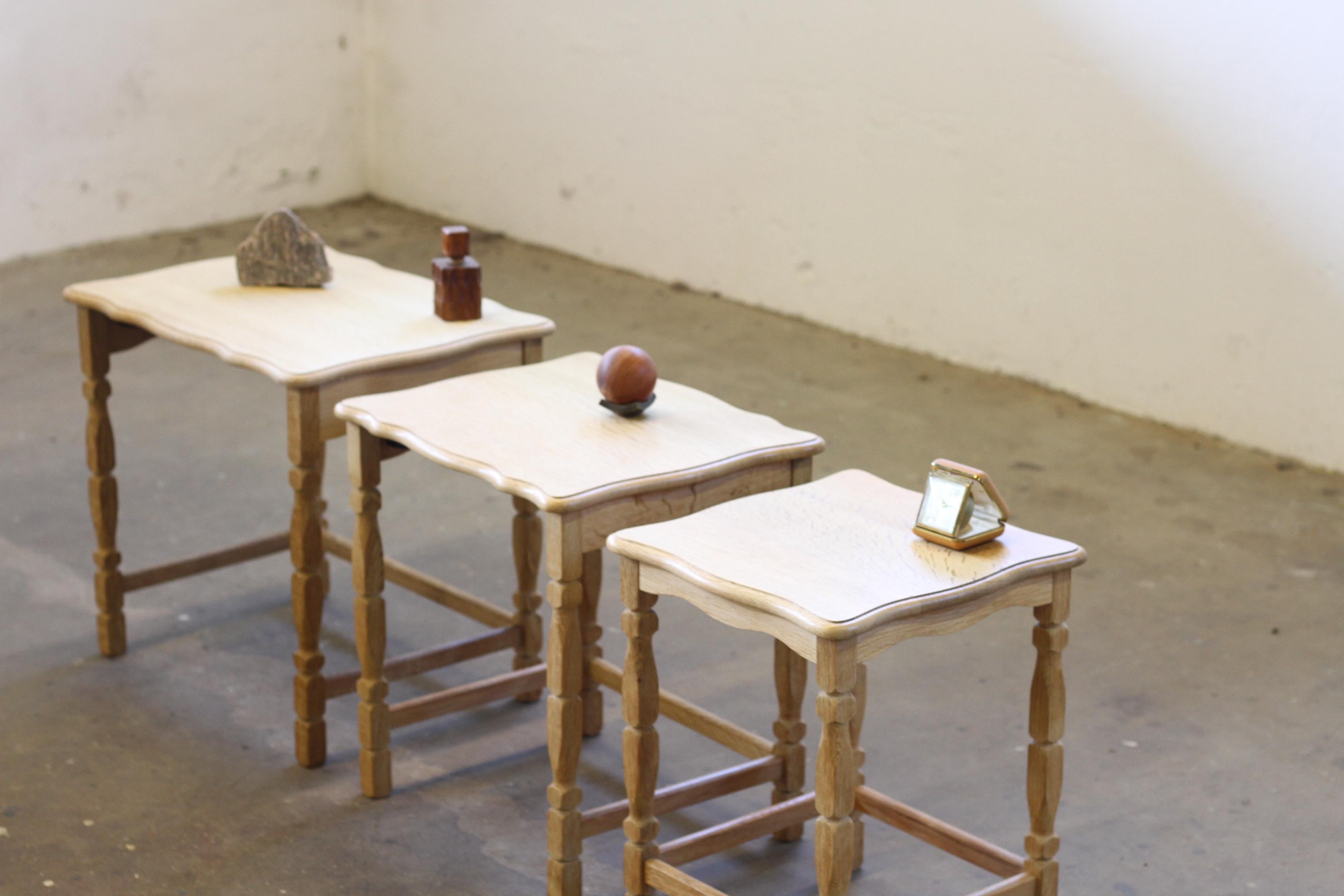 Tables gigognes / empilables en Oak avec sculptures Style Henning Kjærnulf en vente 6