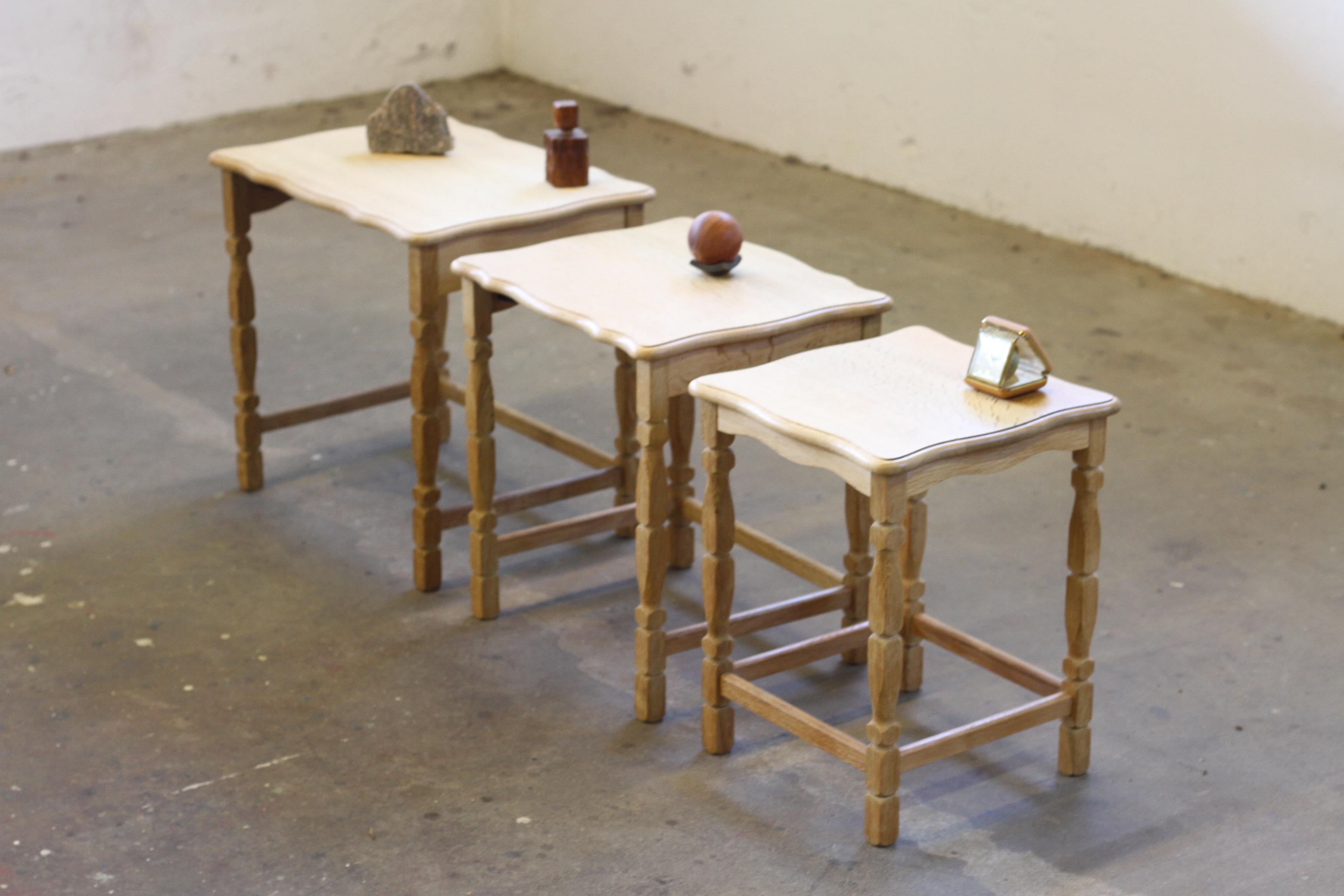 Tables gigognes / empilables en Oak avec sculptures Style Henning Kjærnulf en vente 7
