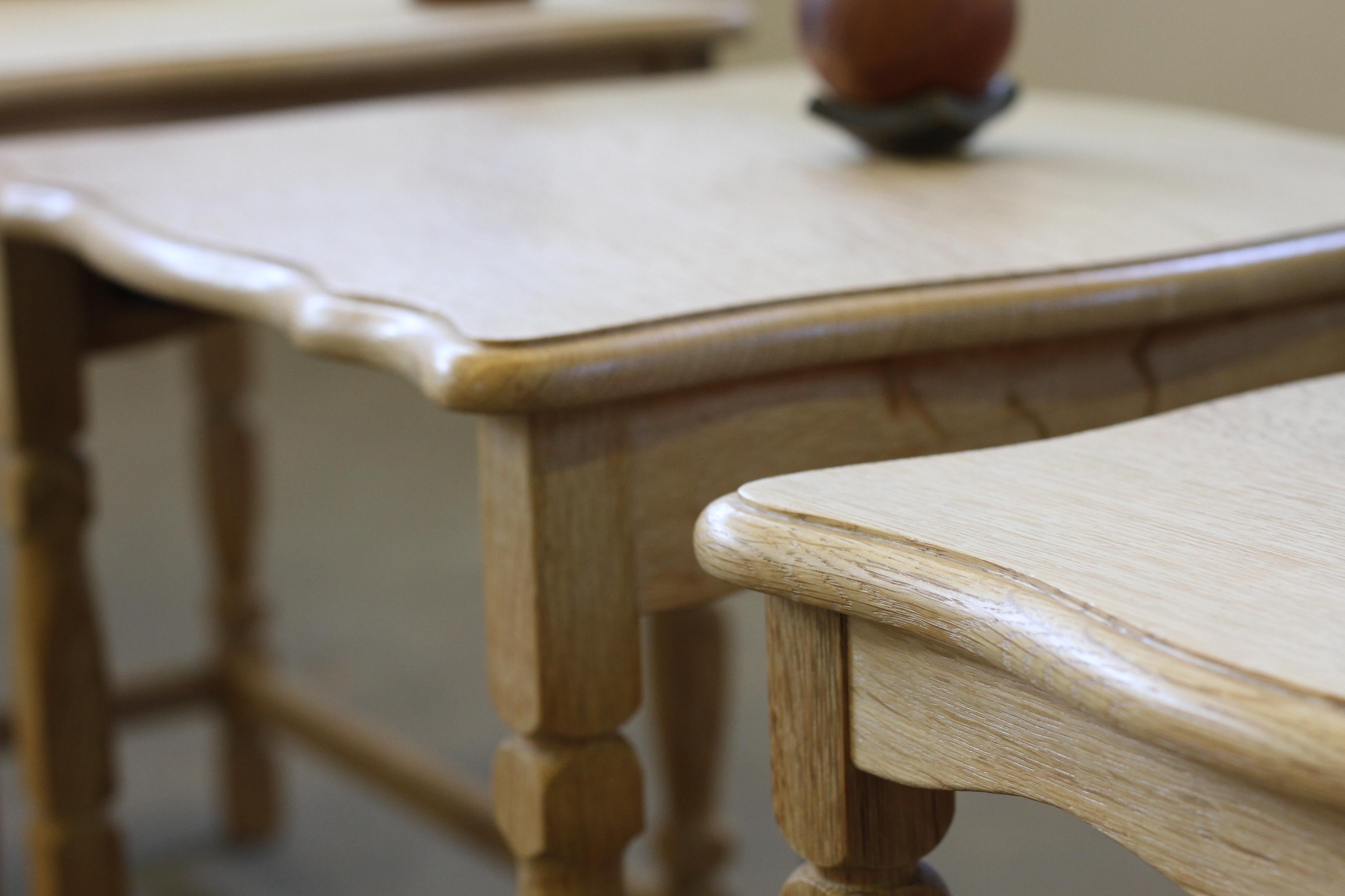 Tables gigognes / empilables en Oak avec sculptures Style Henning Kjærnulf en vente 8