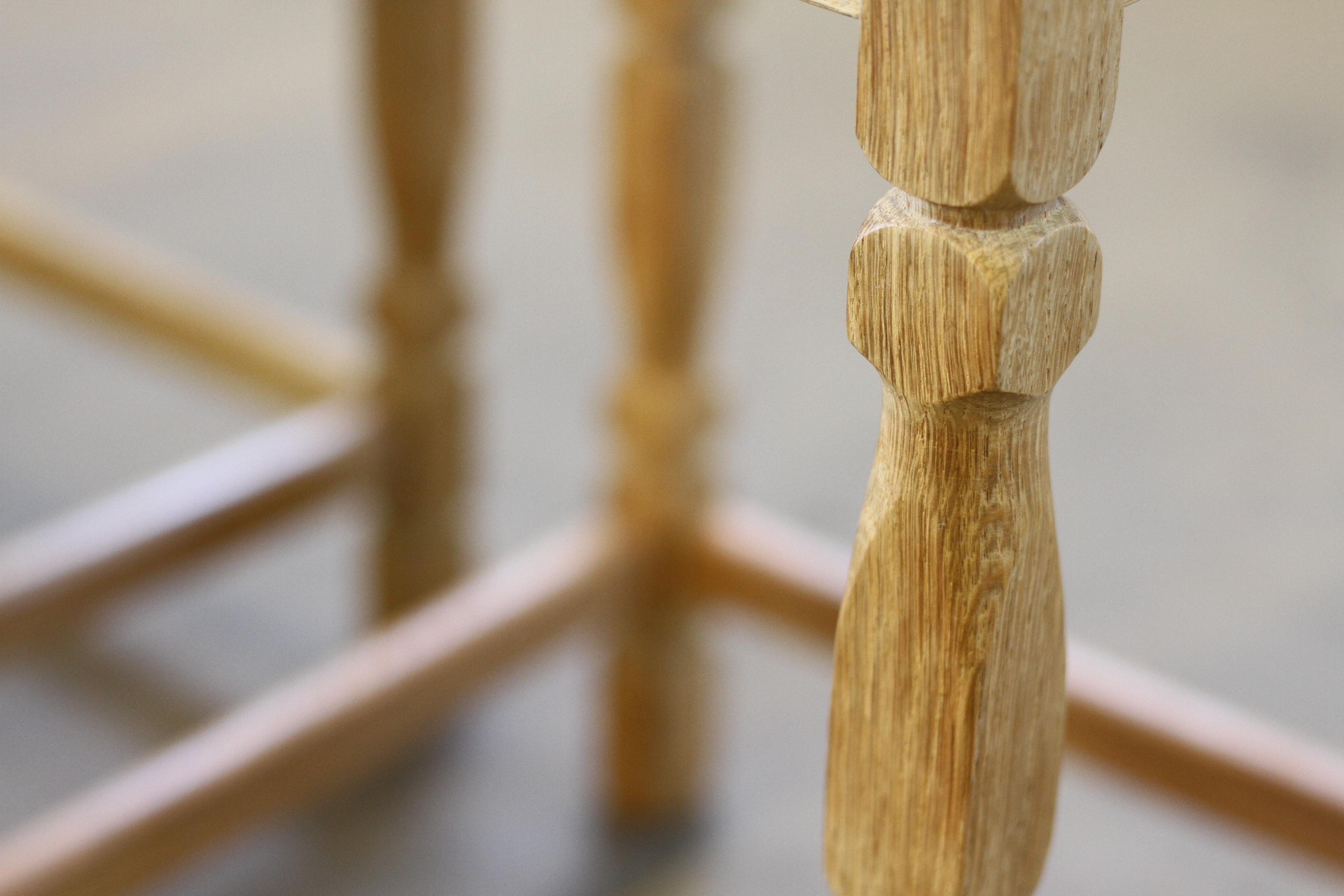 Tables gigognes / empilables en Oak avec sculptures Style Henning Kjærnulf en vente 9
