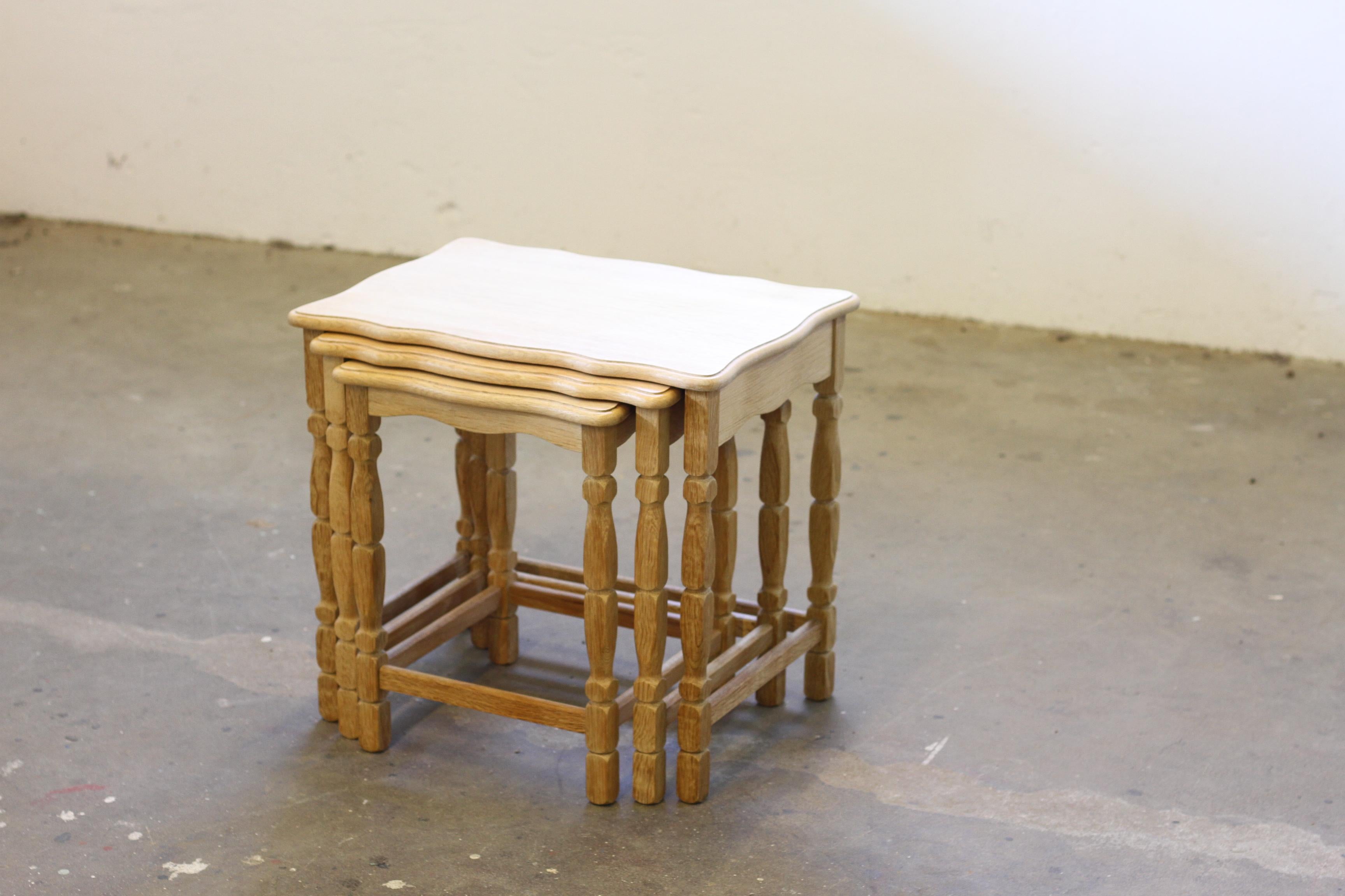3 tables gigognes dans un état incroyable. Pratiquement aucune marque, seulement de petits défauts de beauté qui sont également montrés sur les photos. Ils s'emboîtent facilement les uns dans les autres et constituent un meuble décoratif.

Elles