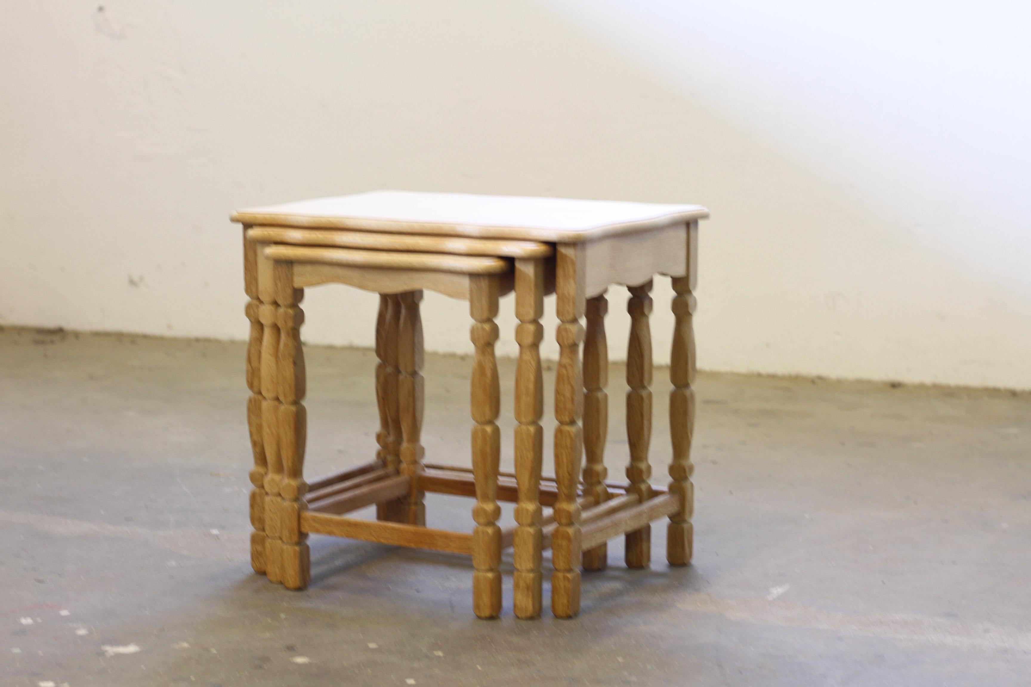 Scandinave moderne Tables gigognes / empilables en Oak avec sculptures Style Henning Kjærnulf en vente