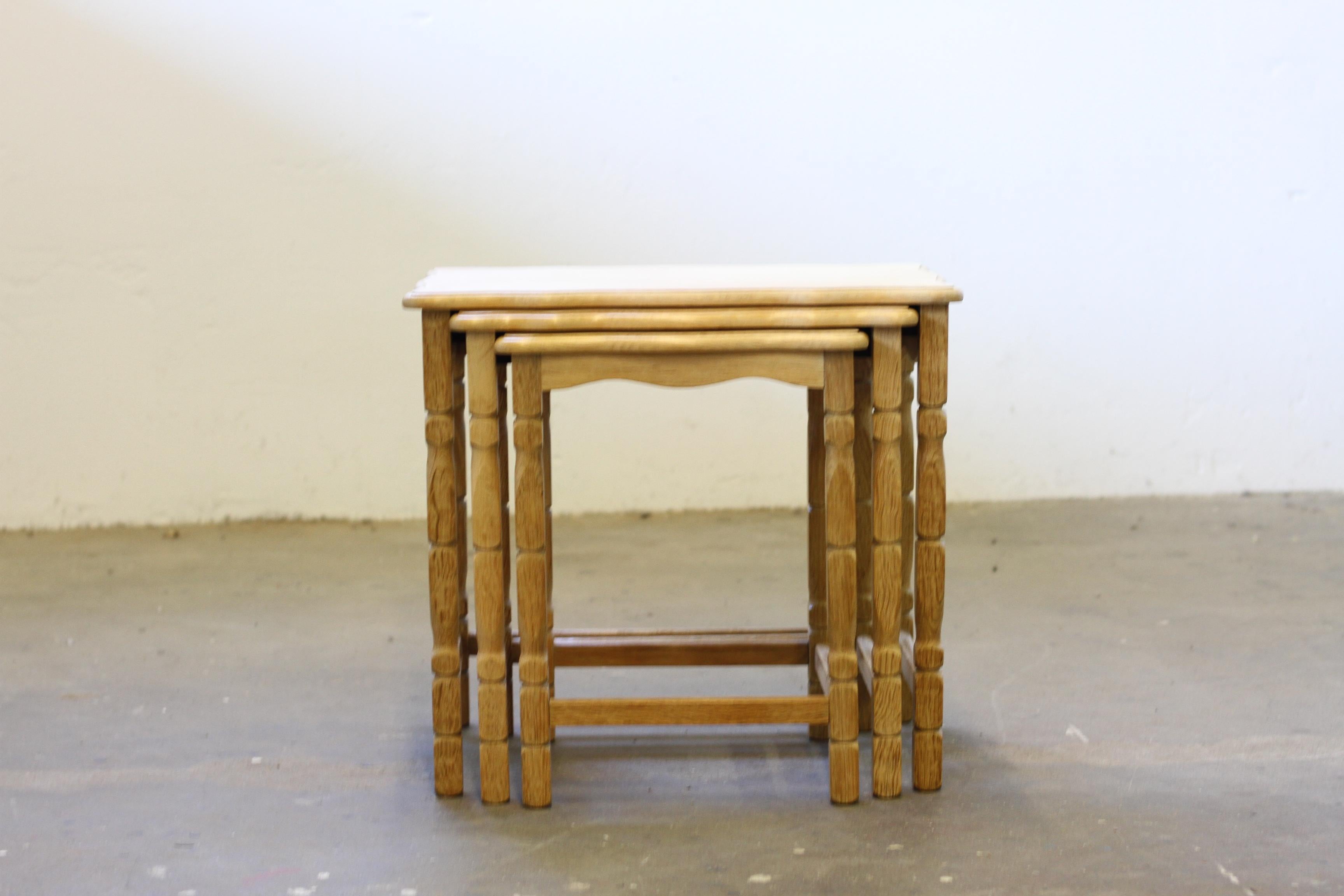 Danois Tables gigognes / empilables en Oak avec sculptures Style Henning Kjærnulf en vente