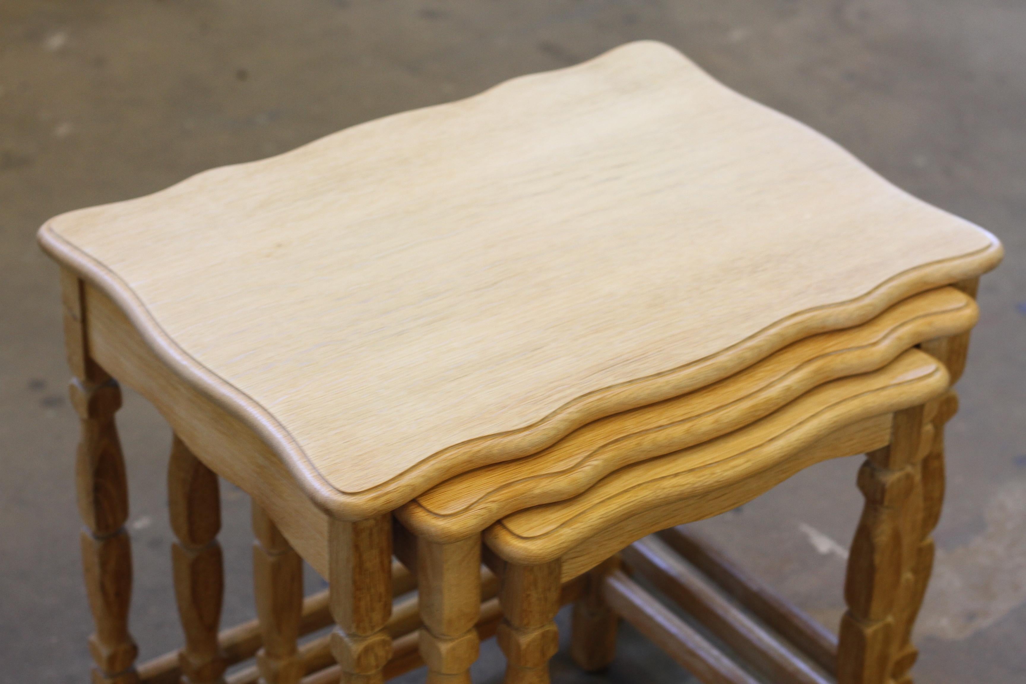Tables gigognes / empilables en Oak avec sculptures Style Henning Kjærnulf Bon état - En vente à Store Heddinge, DK
