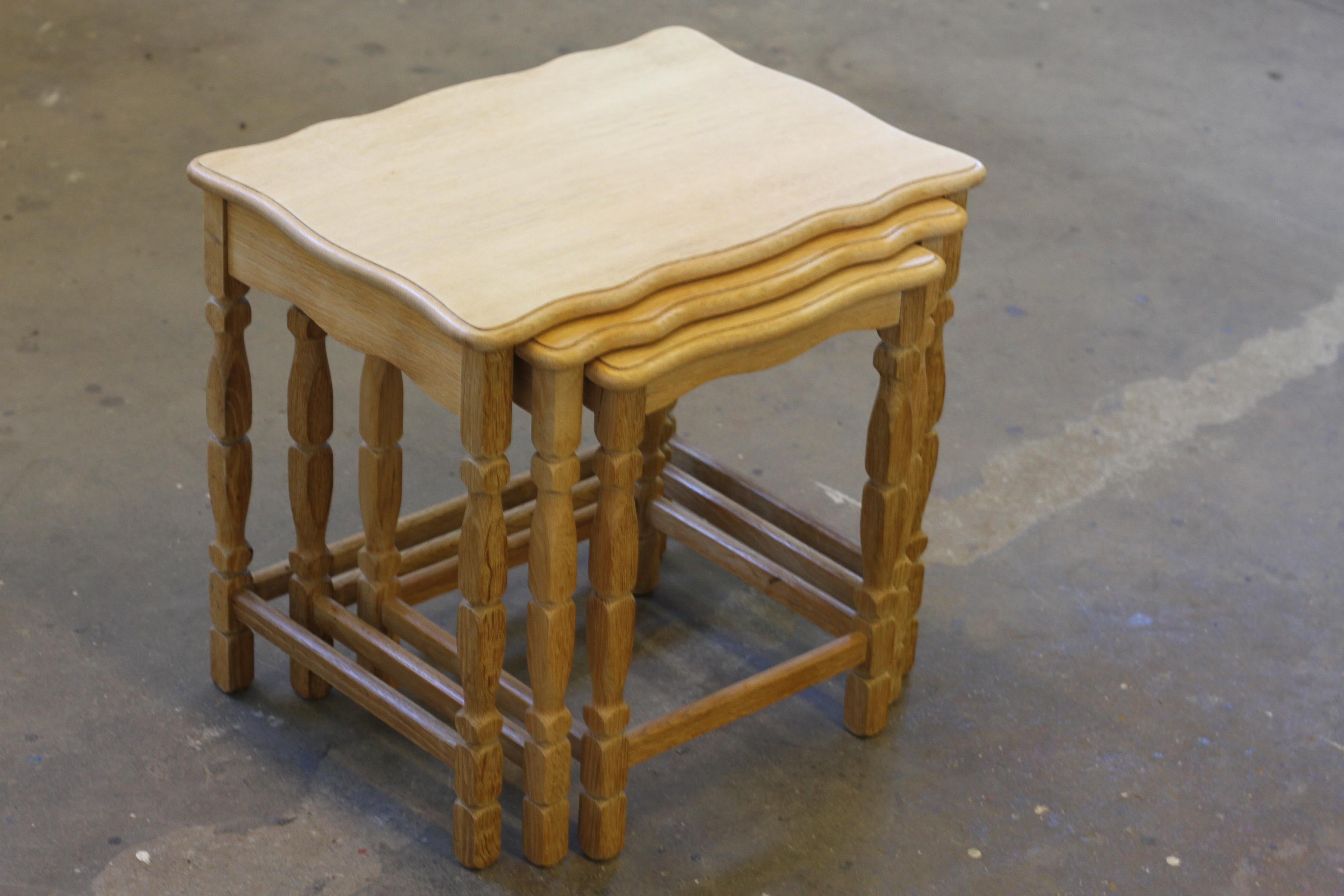 Fin du 20e siècle Tables gigognes / empilables en Oak avec sculptures Style Henning Kjærnulf en vente
