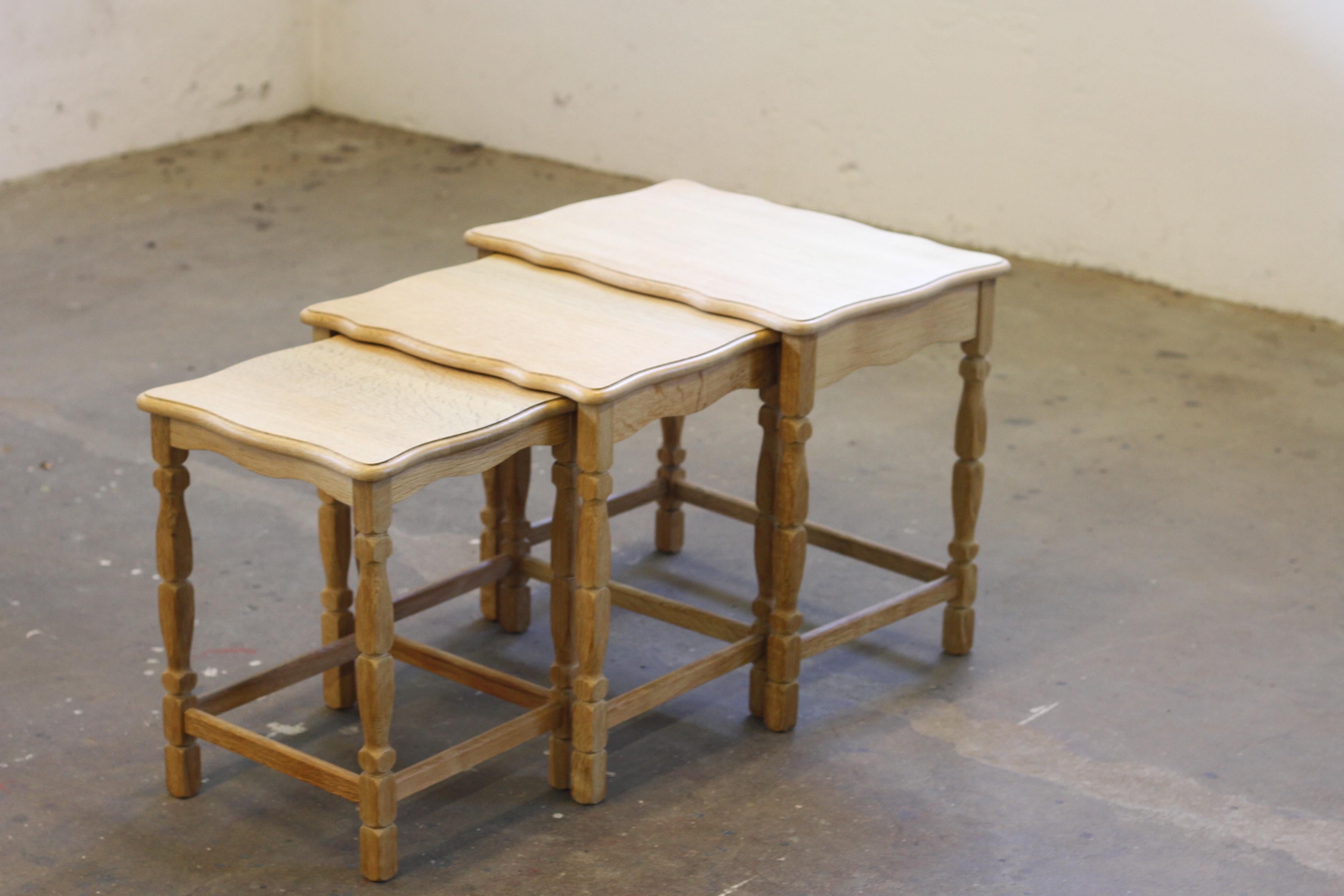 Chêne Tables gigognes / empilables en Oak avec sculptures Style Henning Kjærnulf en vente
