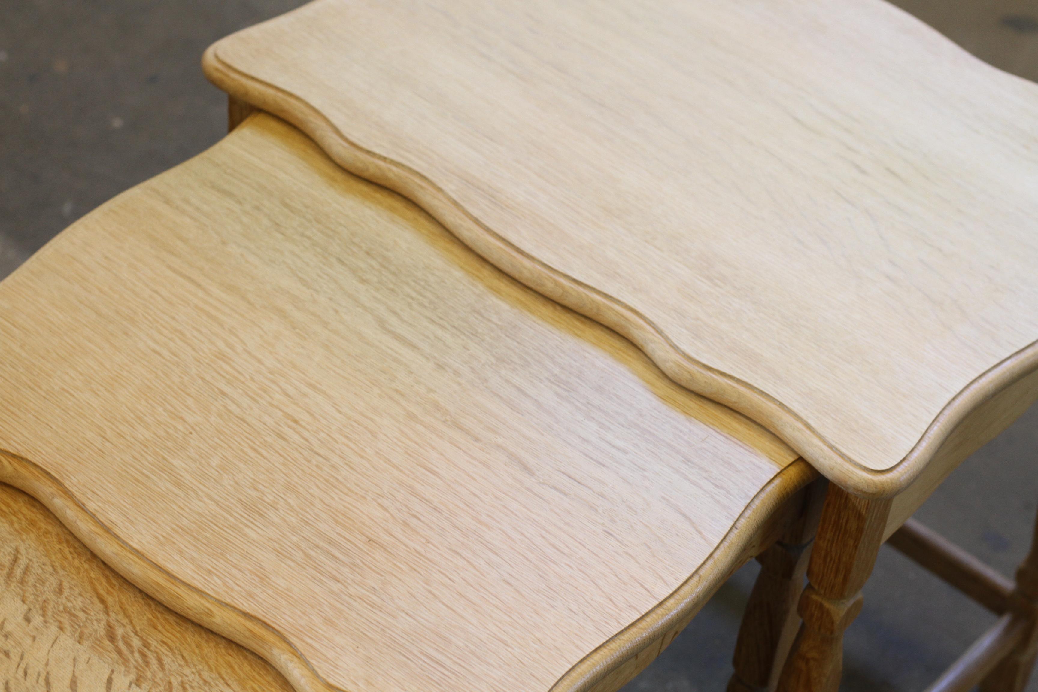 Tables gigognes / empilables en Oak avec sculptures Style Henning Kjærnulf en vente 1