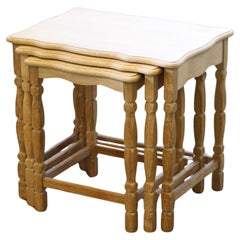 Tables gigognes / empilables en Oak avec sculptures Style Henning Kjærnulf