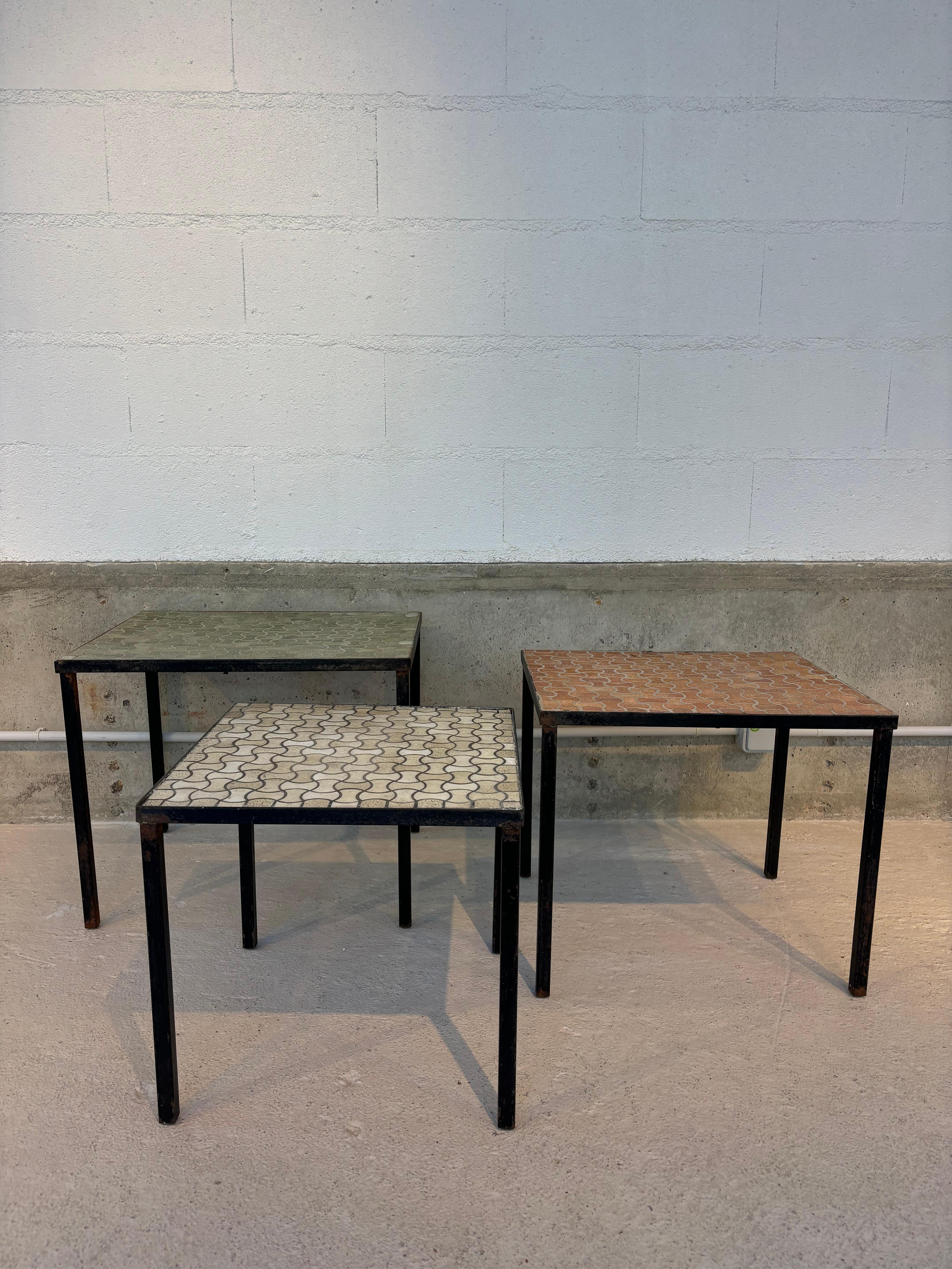 Bel ensemble de trois tables gigognes par le céramiste art déco Jacques Lenoble. 
