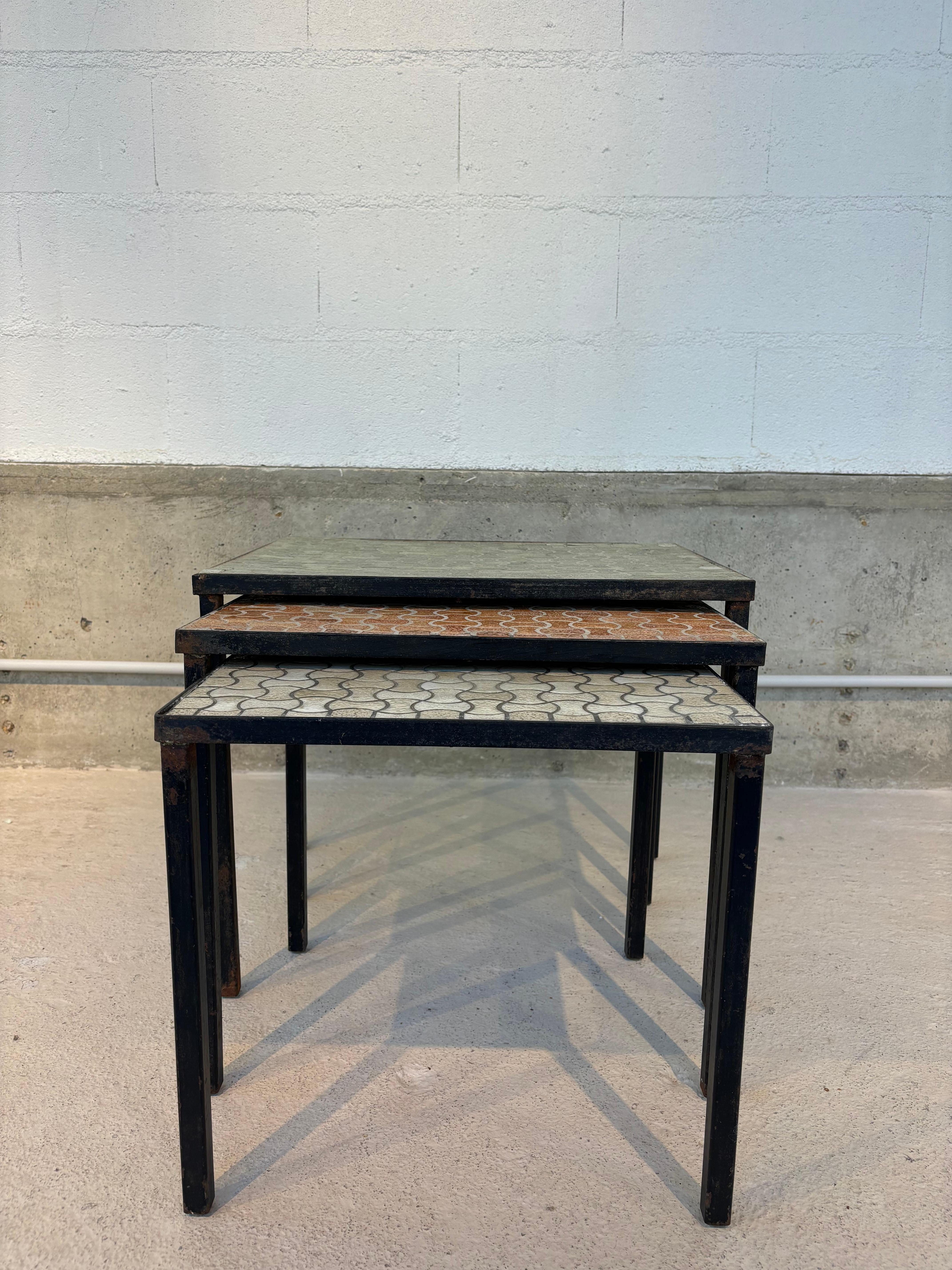 Milieu du XXe siècle Table gigogne de Jacques Lenoble en vente