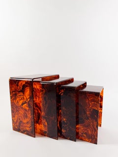 Tavolino da nido in finta tartaruga curvata in lucite attribuibile a Dior Home, anni '70