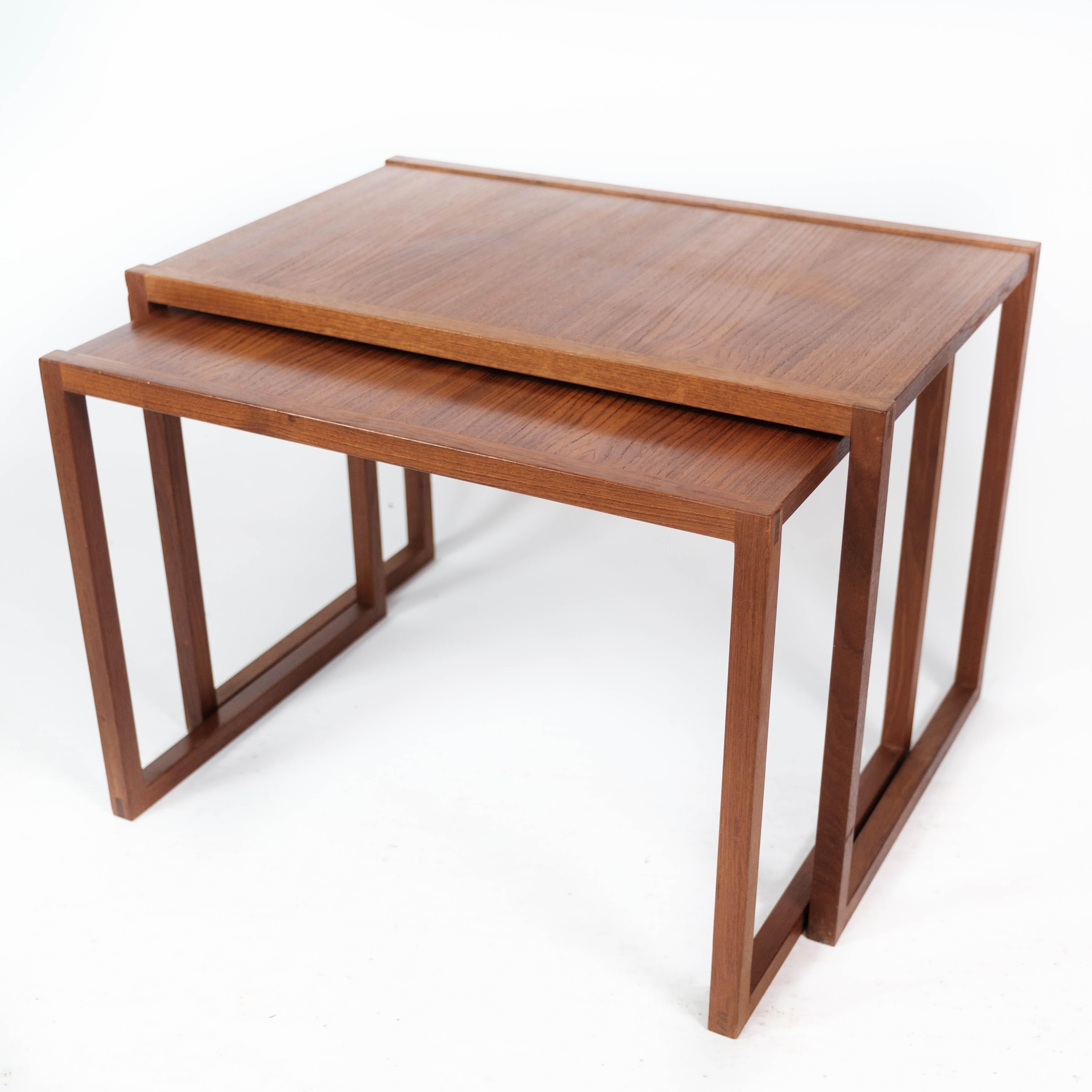 Dieser Beistelltisch ist ein Beispiel für dänisches Design aus den 1960er Jahren, hergestellt aus Teakholz, das Wärme und Eleganz ausstrahlt.

Mit seinem schlichten und funktionalen Design passt dieser Tisch perfekt in jede moderne oder